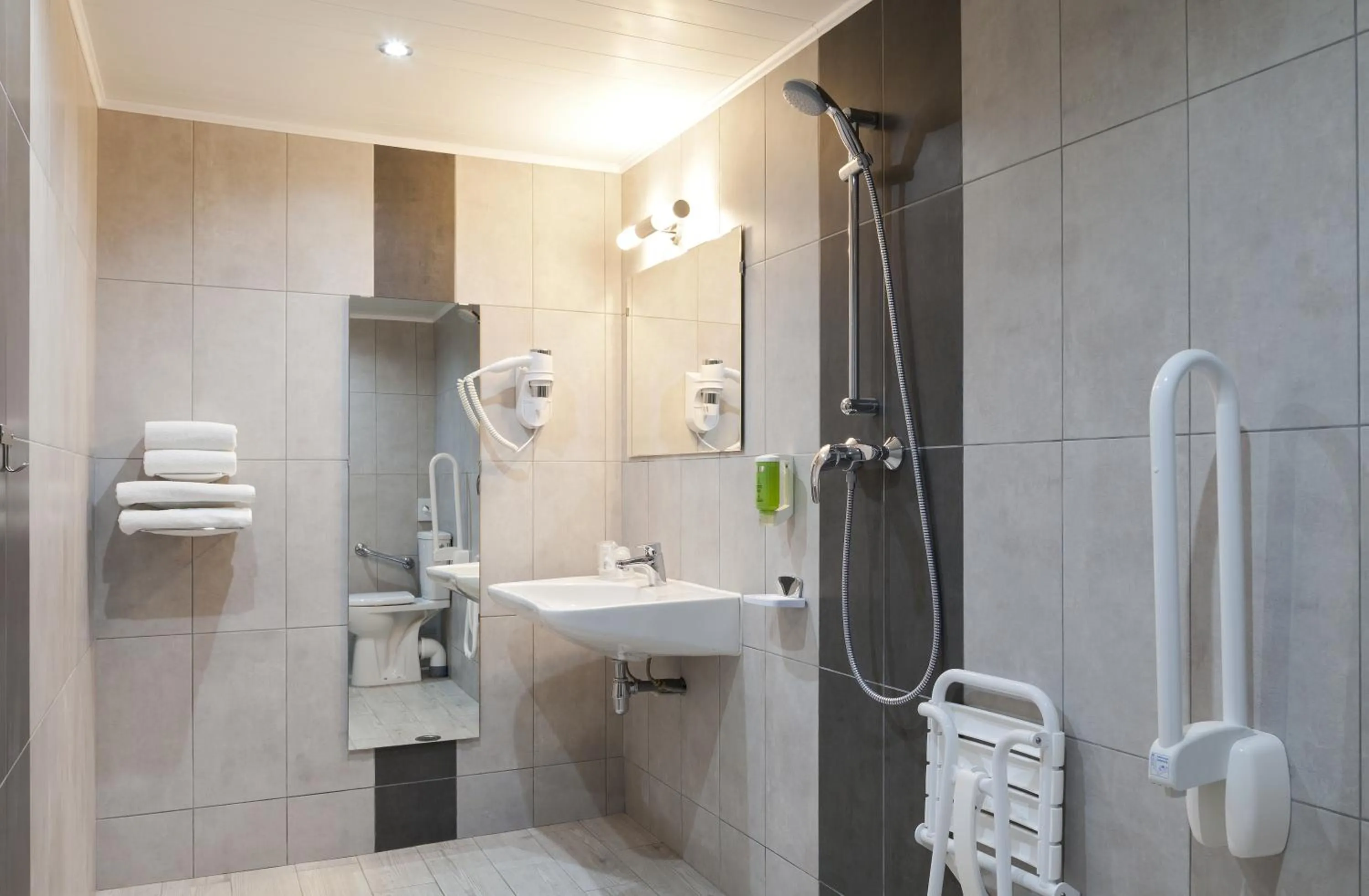 Bathroom in Comfort Hotel Orleans Sud