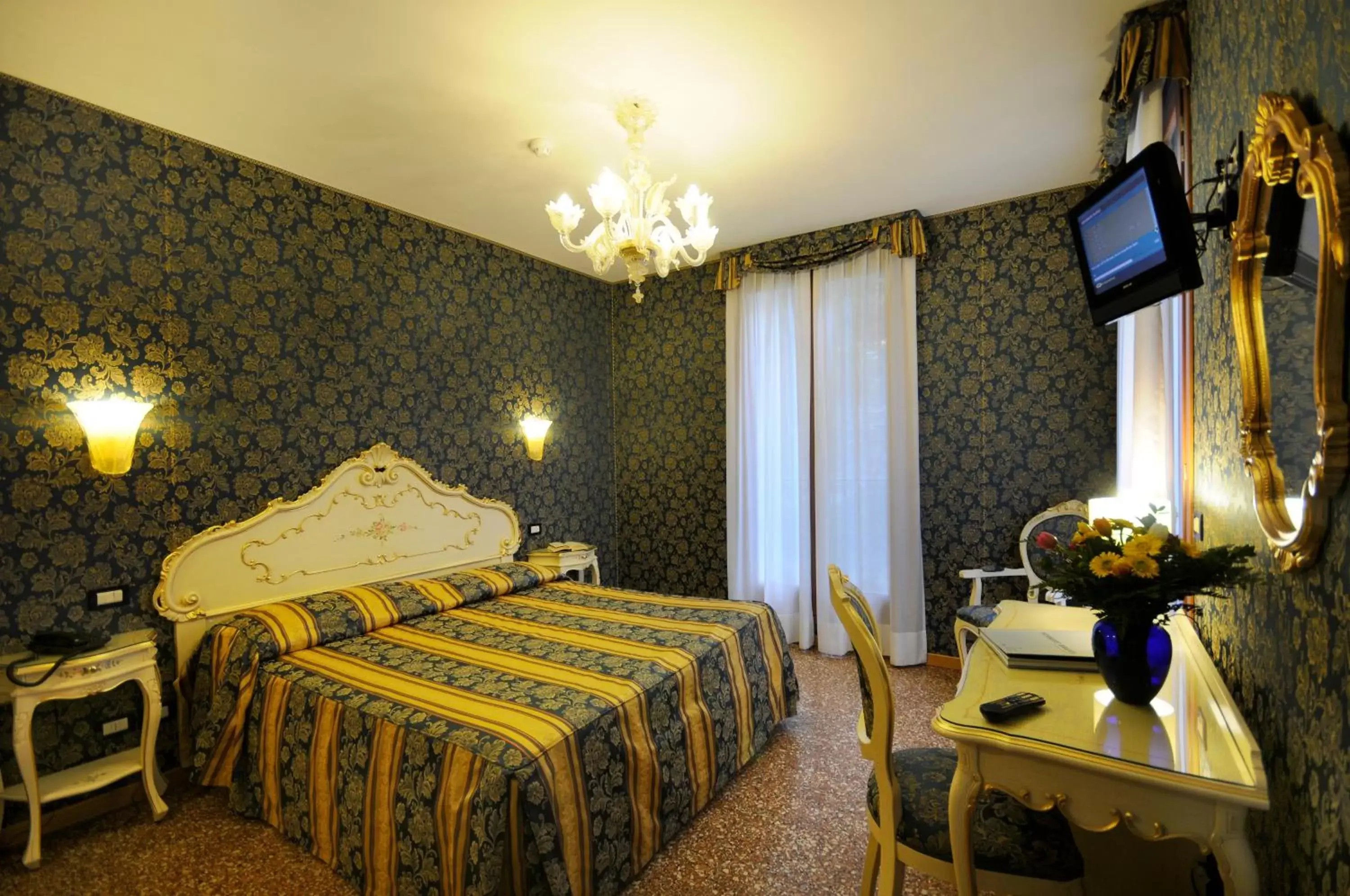 Photo of the whole room, Bed in Hotel Il Mercante di Venezia