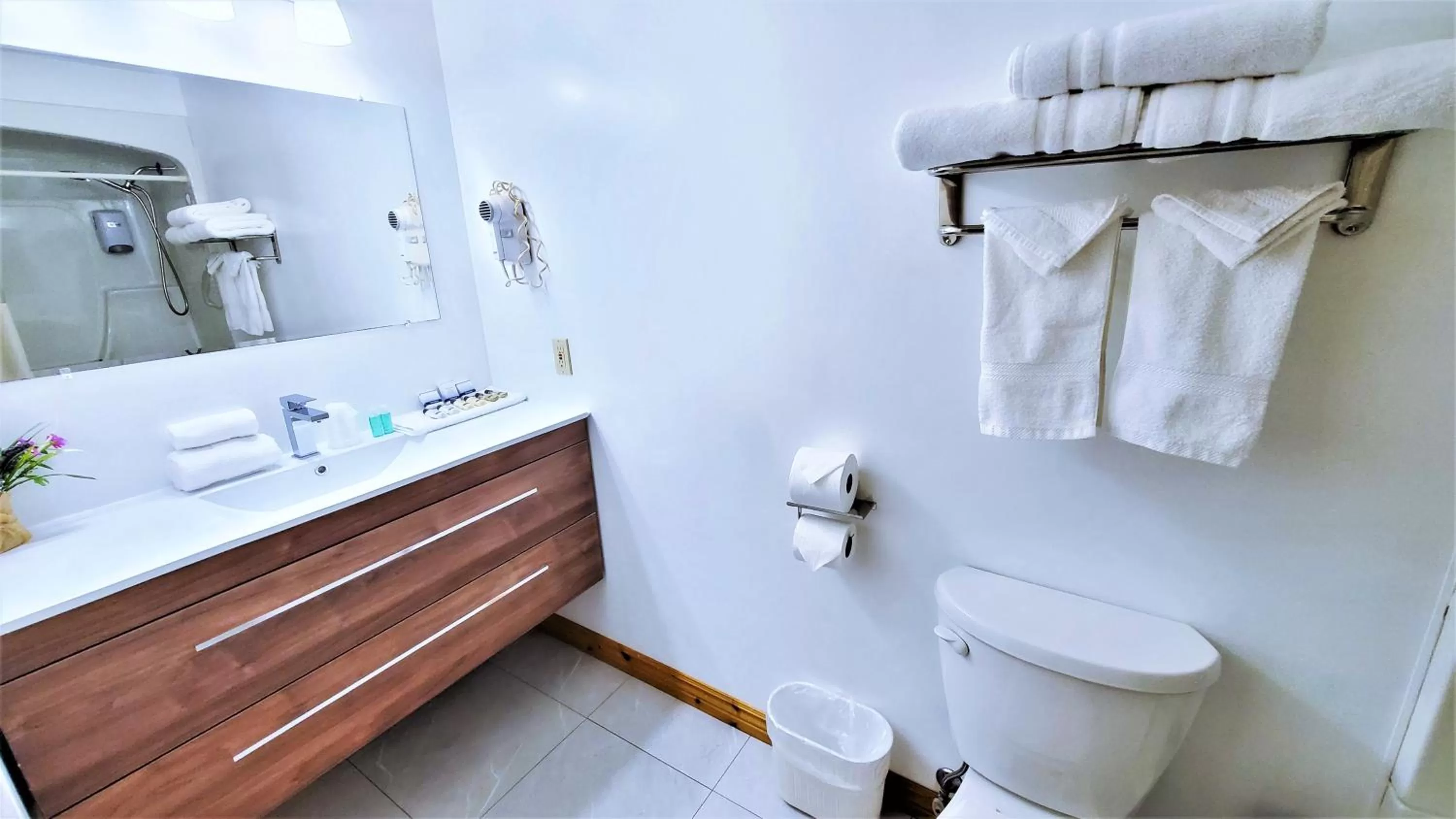 Shower in Knights Inn Colonial Fireside Inn