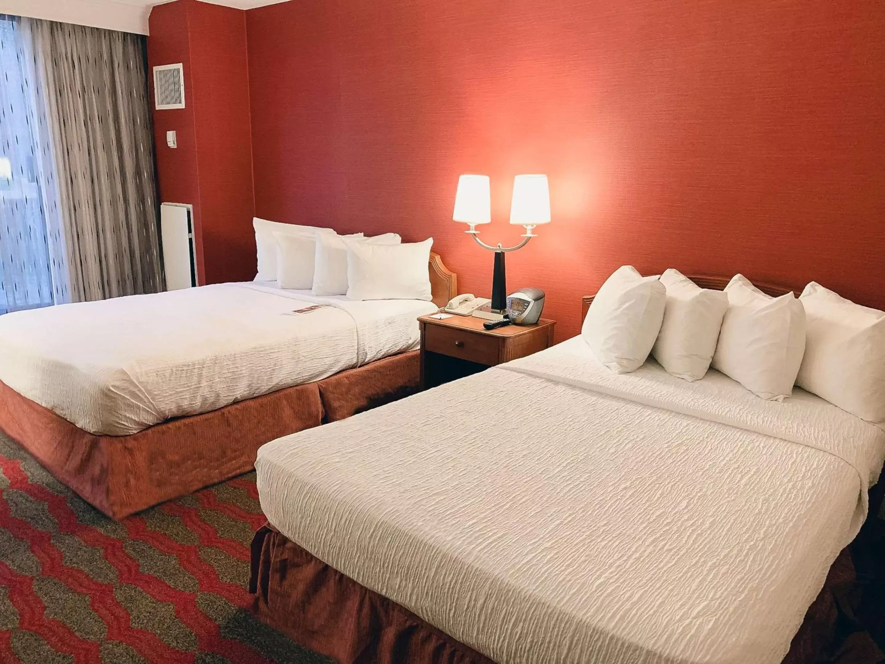 Bedroom, Bed in LaGuardia Plaza Hotel