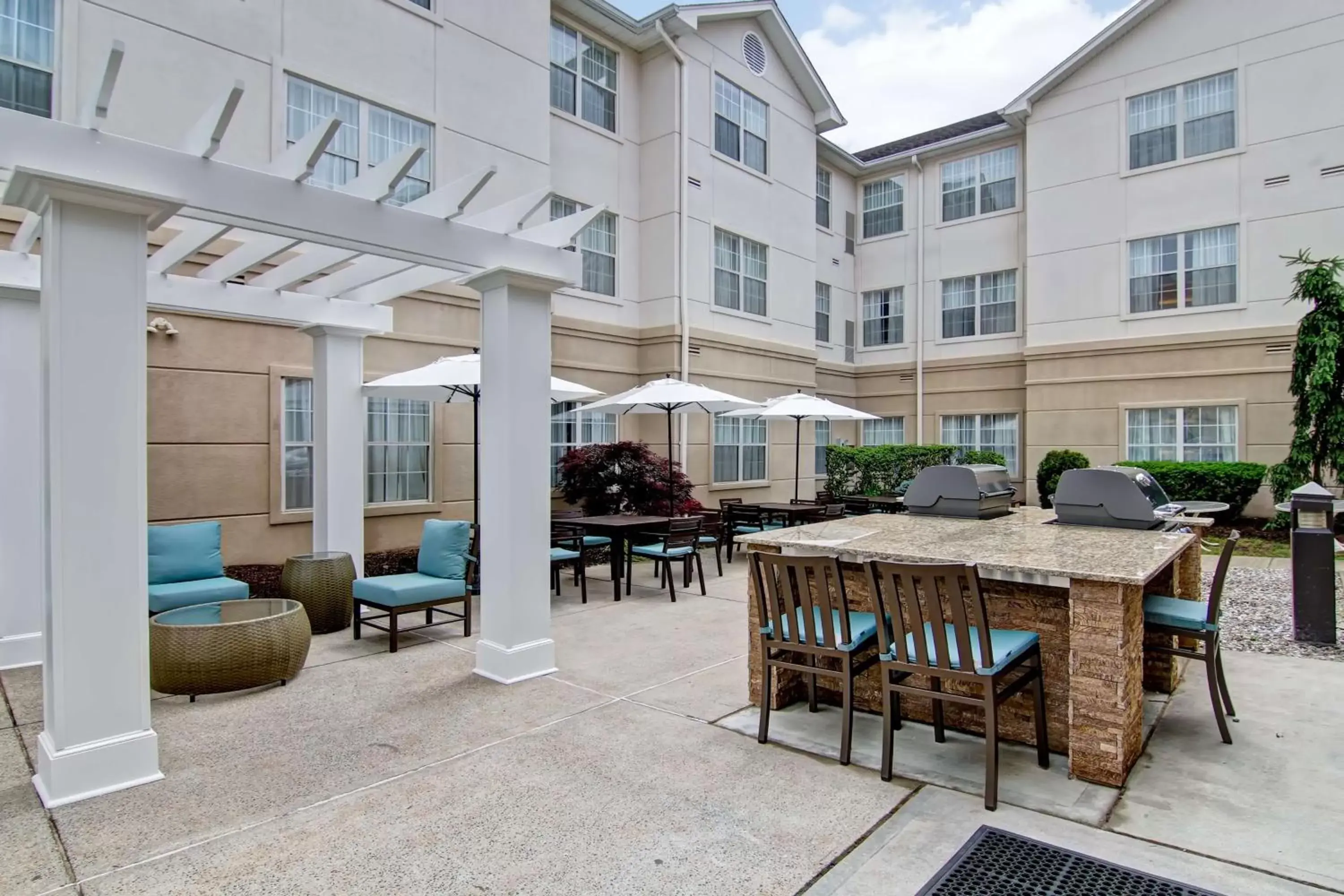 Patio in Homewood Suites by Hilton Newark-Cranford