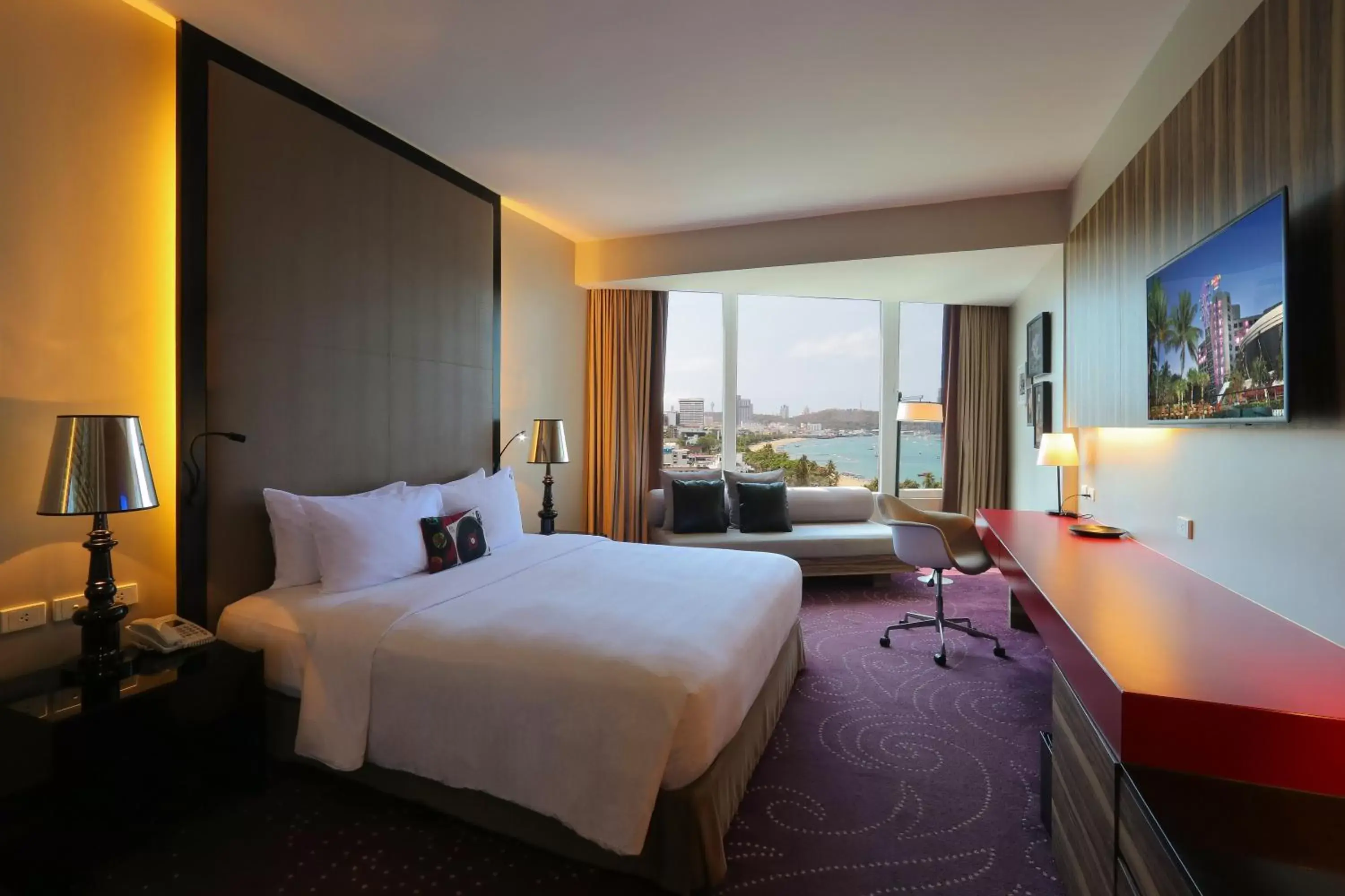 Bed in Hard Rock Hotel Pattaya (SHA Plus)