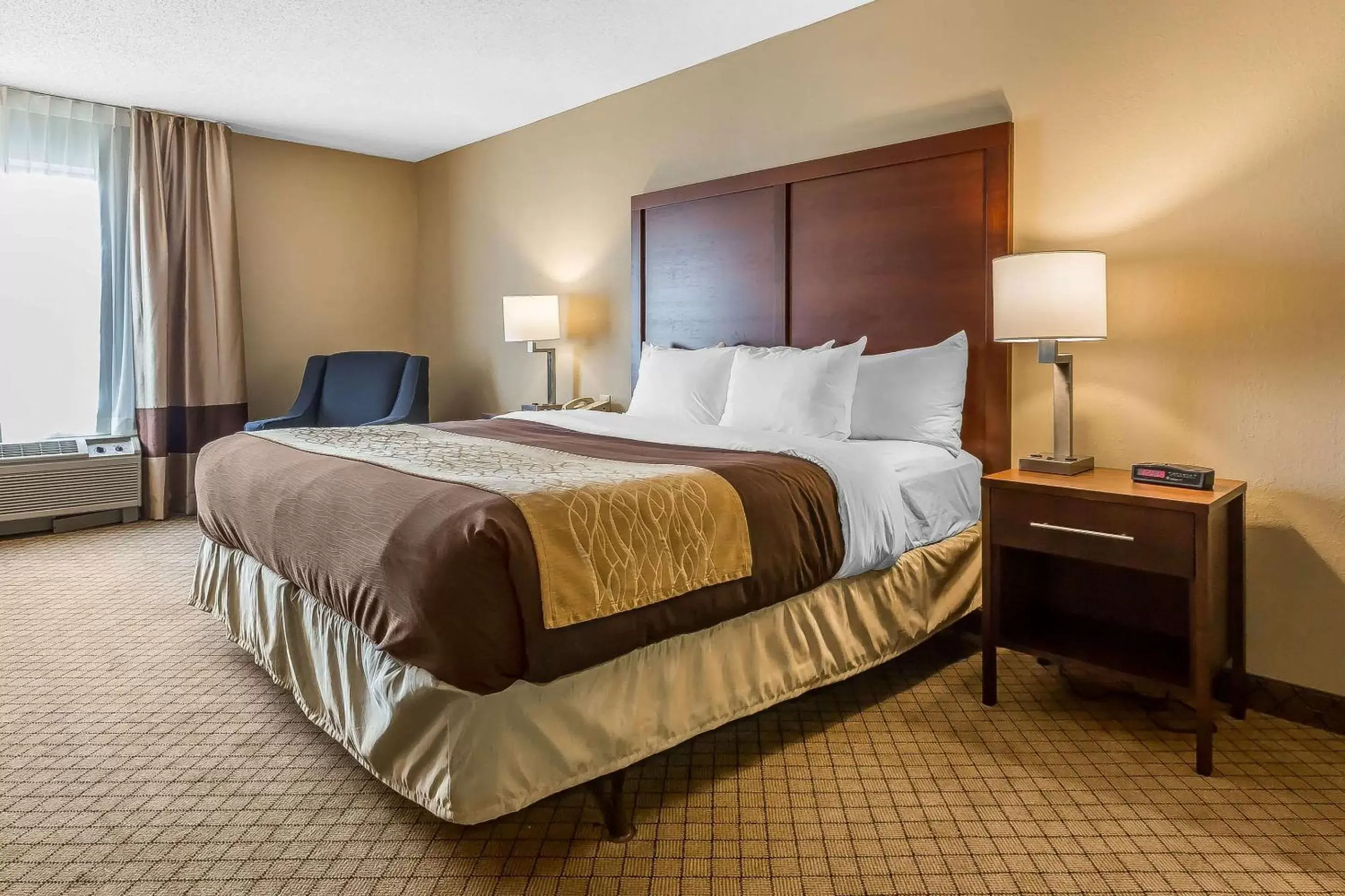 Photo of the whole room, Bed in Comfort Inn & Suites Mishawaka-South Bend