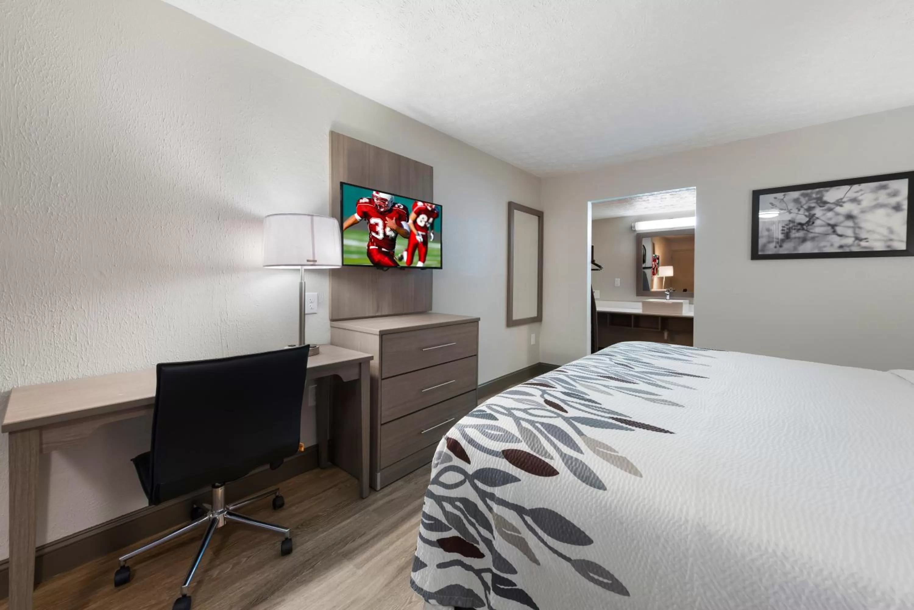 Photo of the whole room, Bed in Red Roof Inn Dayton - Moraine/U of Dayton