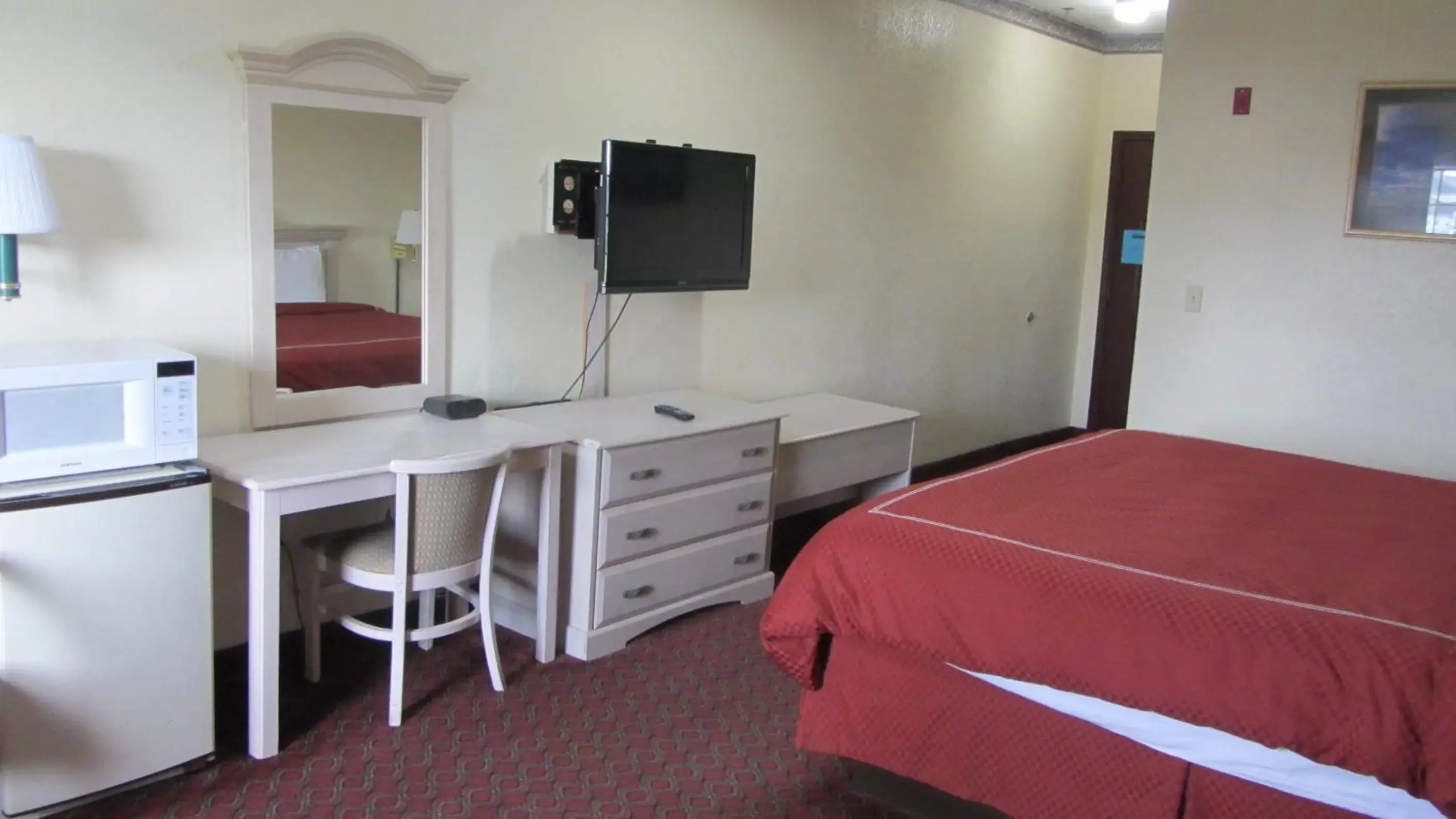 TV and multimedia, Bed in Americas Best Value Inn and Suites Houston FM 1960