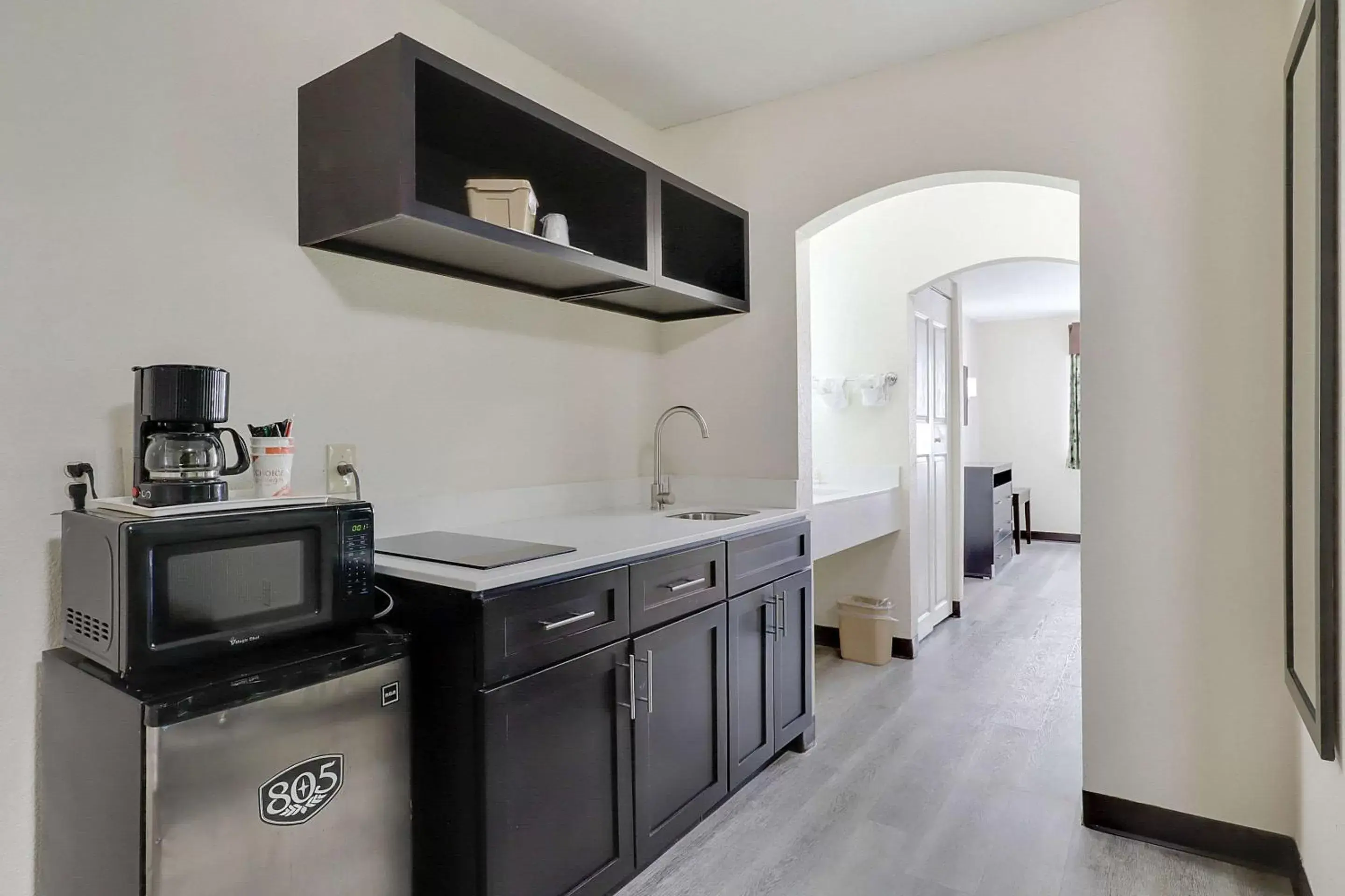 Bedroom, Kitchen/Kitchenette in Quality Suites Albuquerque Airport