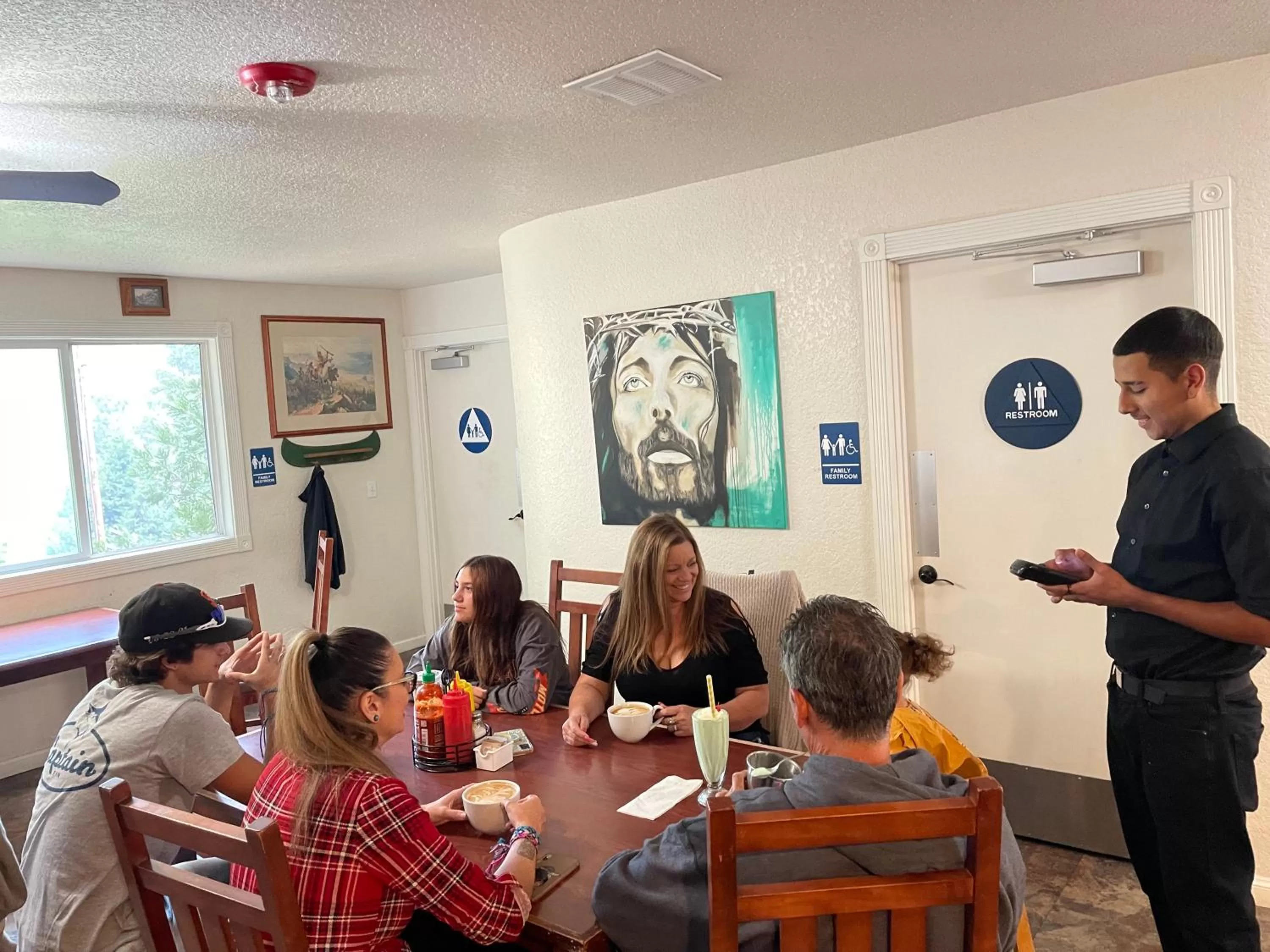 Restaurant/places to eat in Sierra Woods Lodge