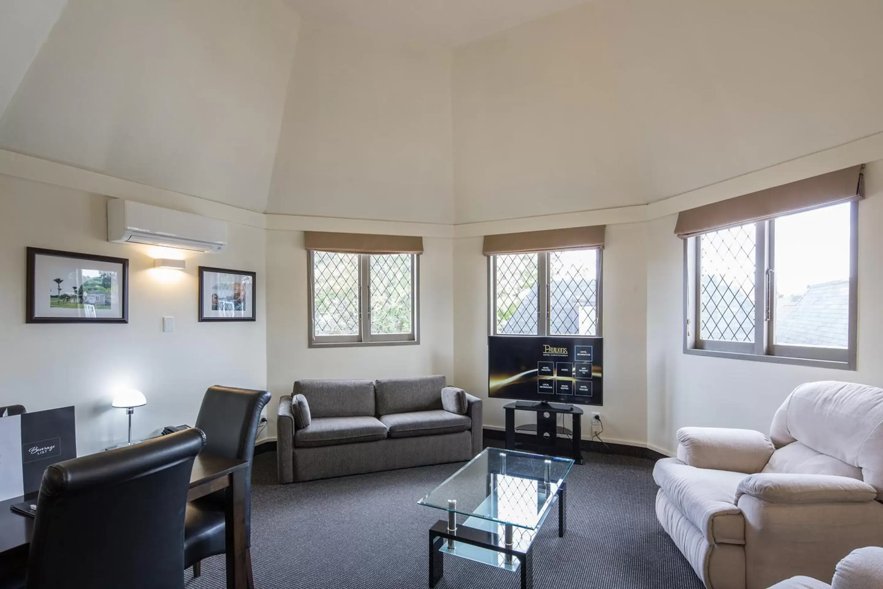 Living room, Seating Area in Pavilions Hotel