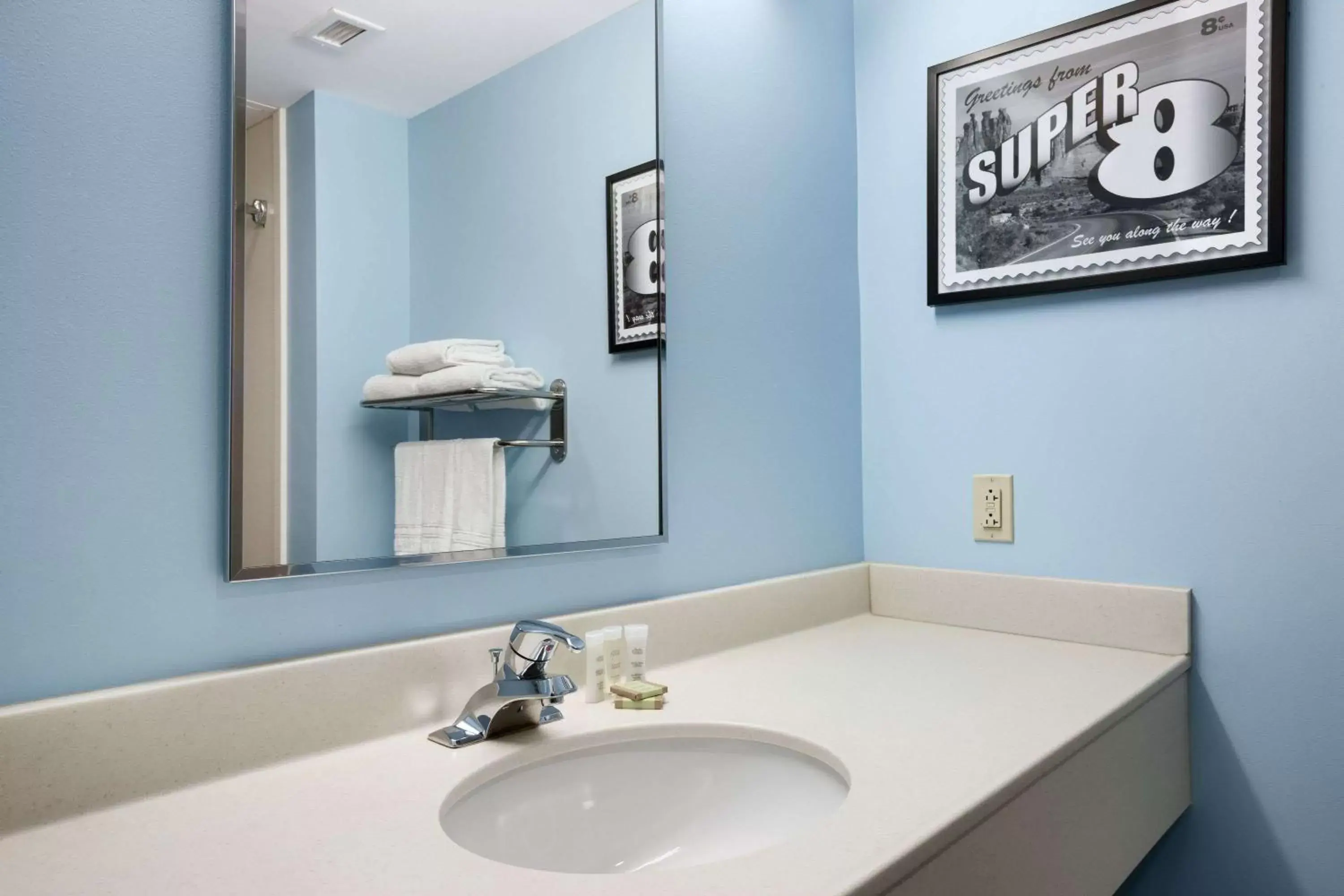 Bathroom in Super 8 by Wyndham Pennsville/Wilmington