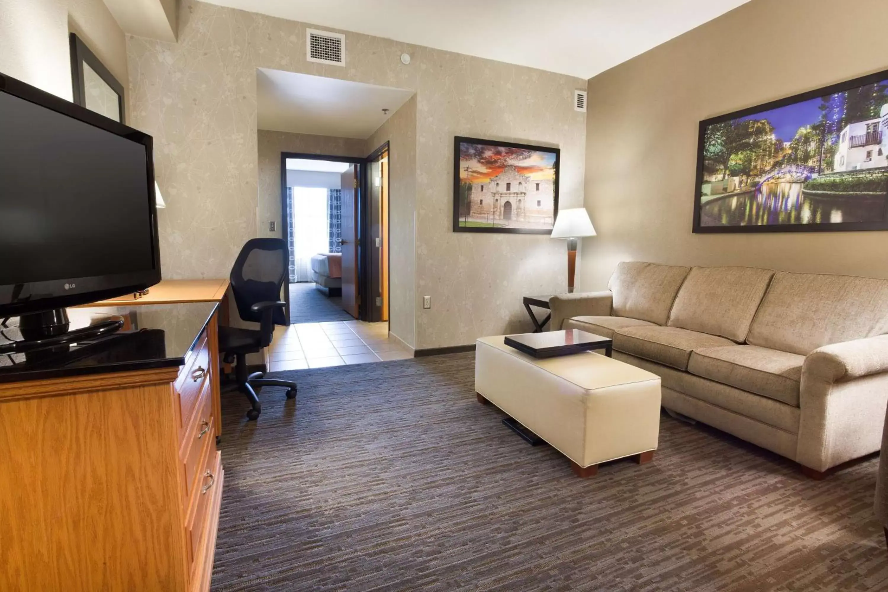 Photo of the whole room, Seating Area in Drury Inn & Suites San Antonio North Stone Oak