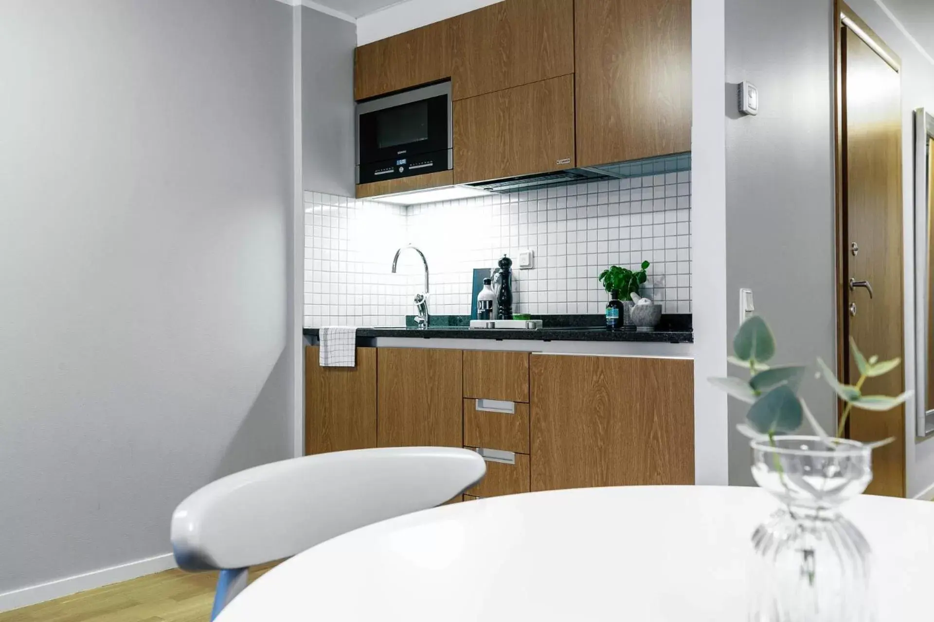 Kitchen or kitchenette, Kitchen/Kitchenette in Biz Apartment Gärdet