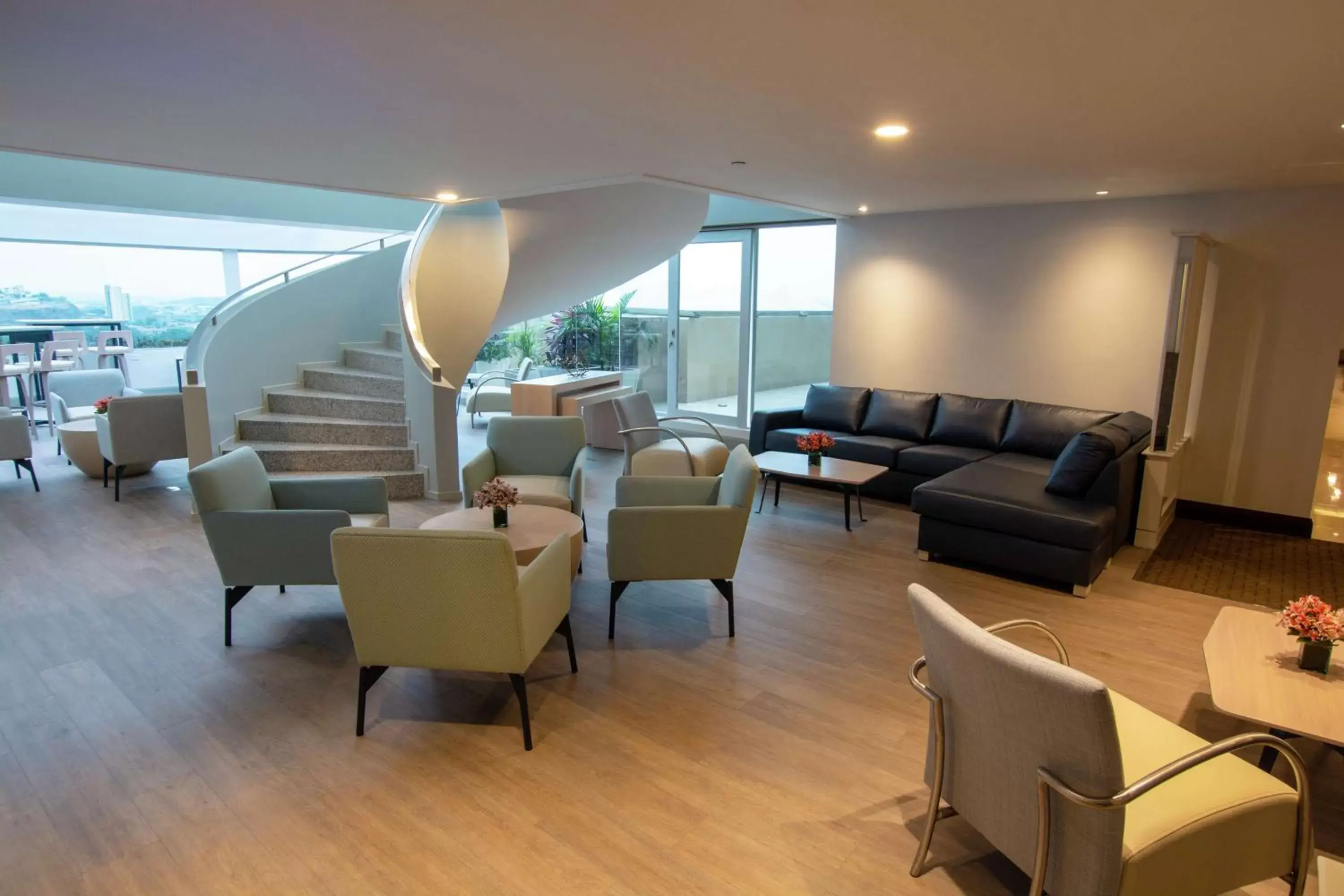 Lounge or bar, Seating Area in Hilton Colon Guayaquil Hotel