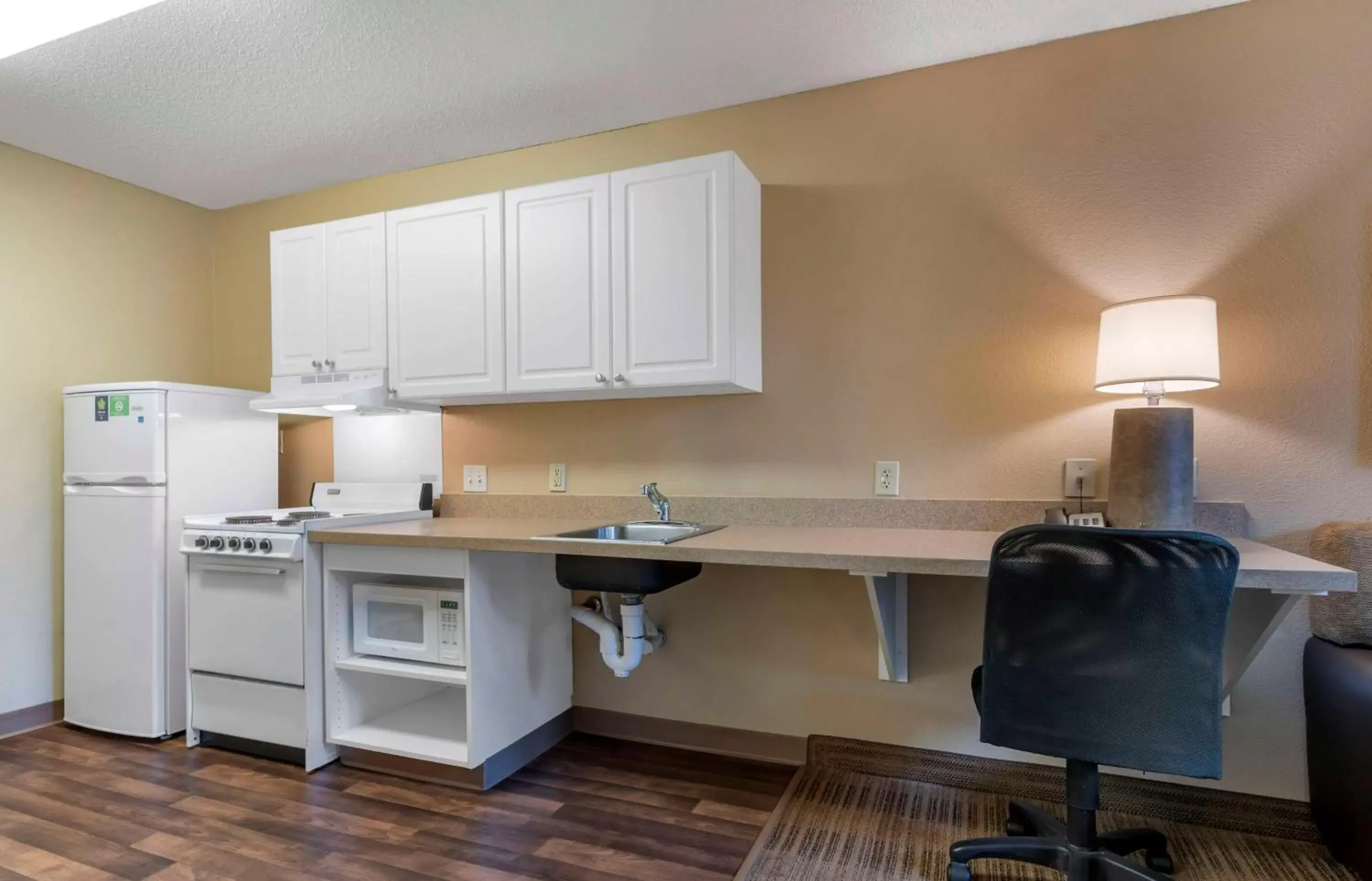 Bedroom, Kitchen/Kitchenette in Extended Stay America Suites - Oakland - Alameda Airport