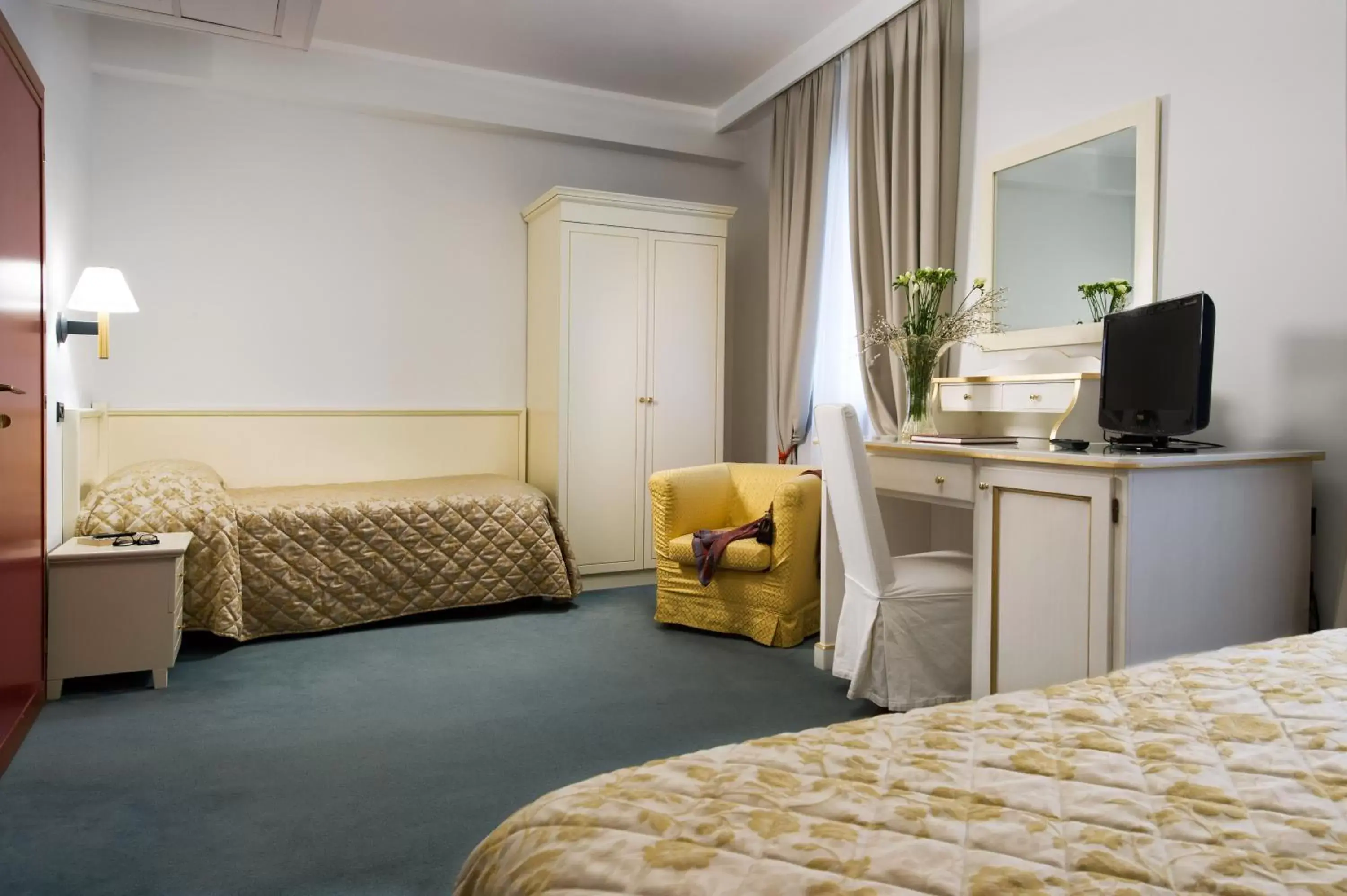 Photo of the whole room, Bed in Hotel Carlton Capri