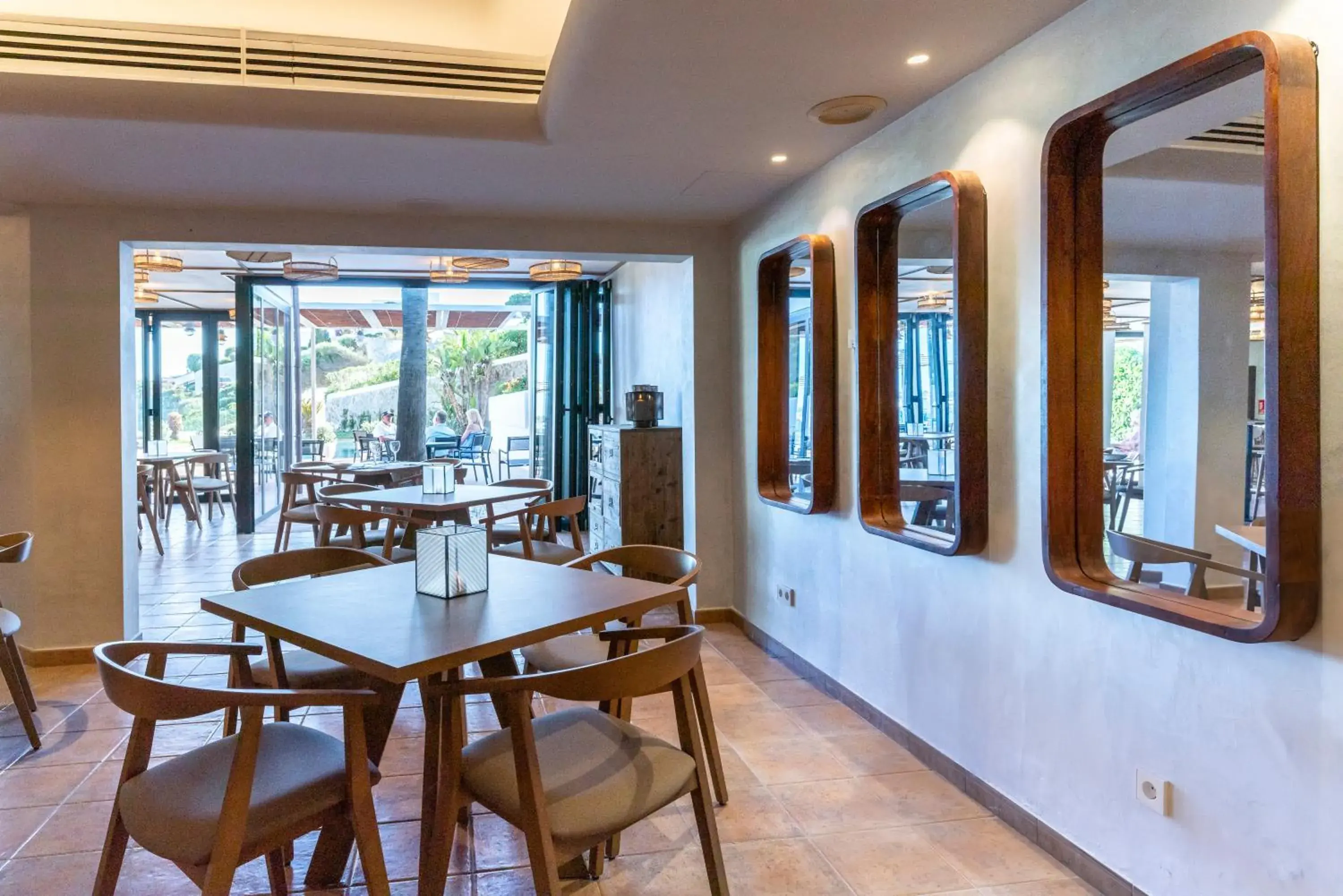 Restaurant/places to eat in Aparthotel HG Cala Llonga