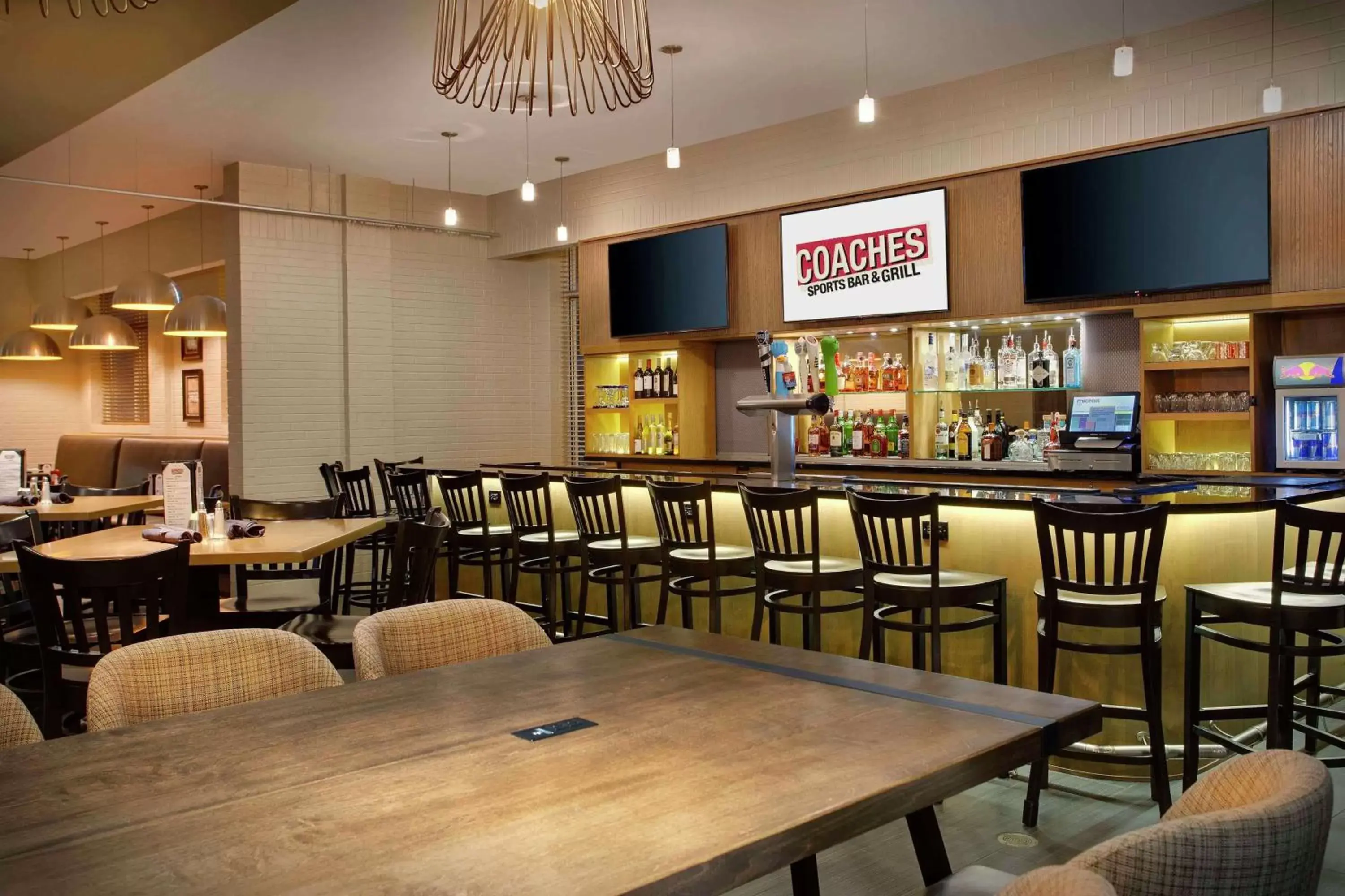 Lounge or bar, Restaurant/Places to Eat in DoubleTree by Hilton Chicago Midway Airport, IL