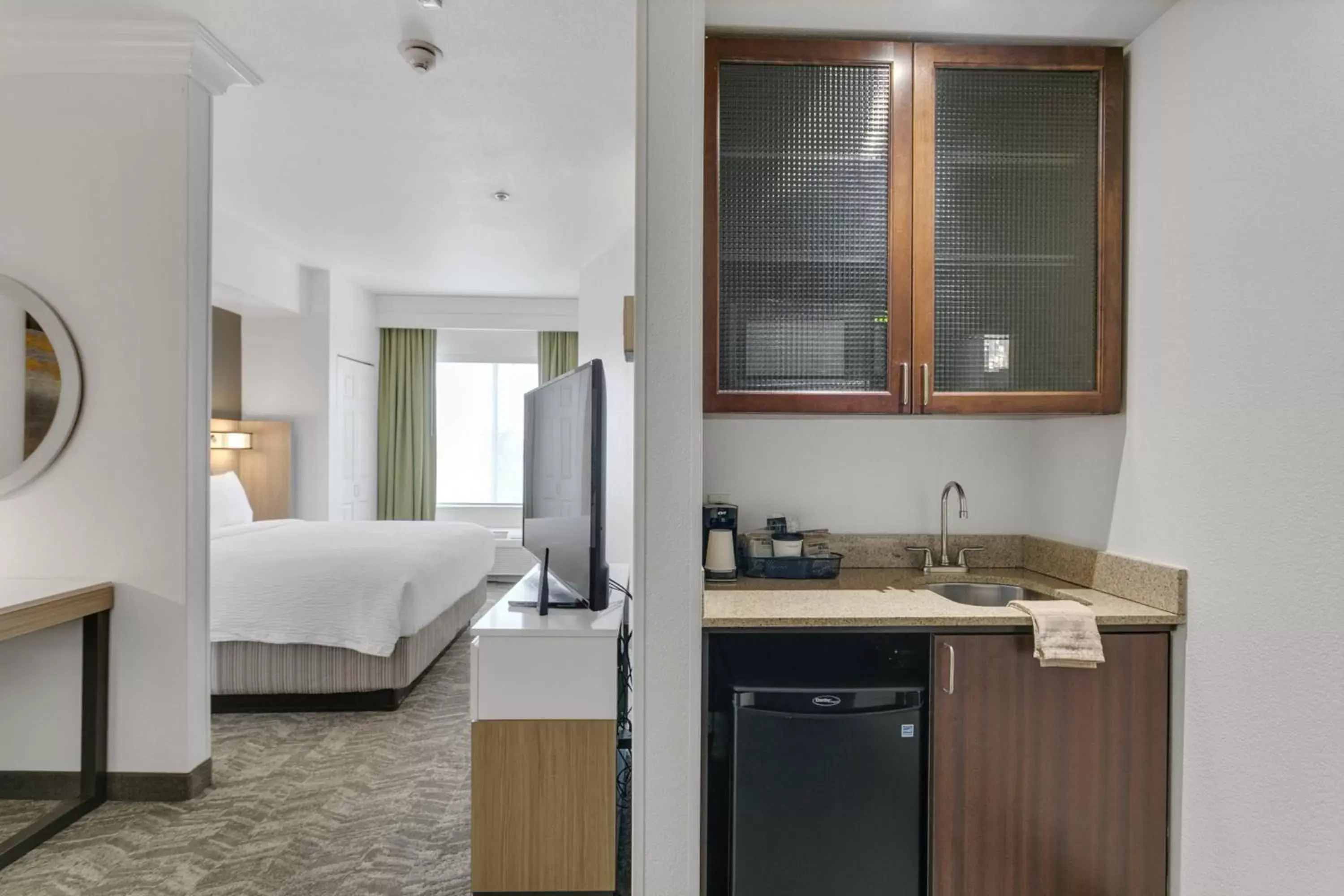 Photo of the whole room, Kitchen/Kitchenette in SpringHill Suites by Marriott Sacramento Natomas