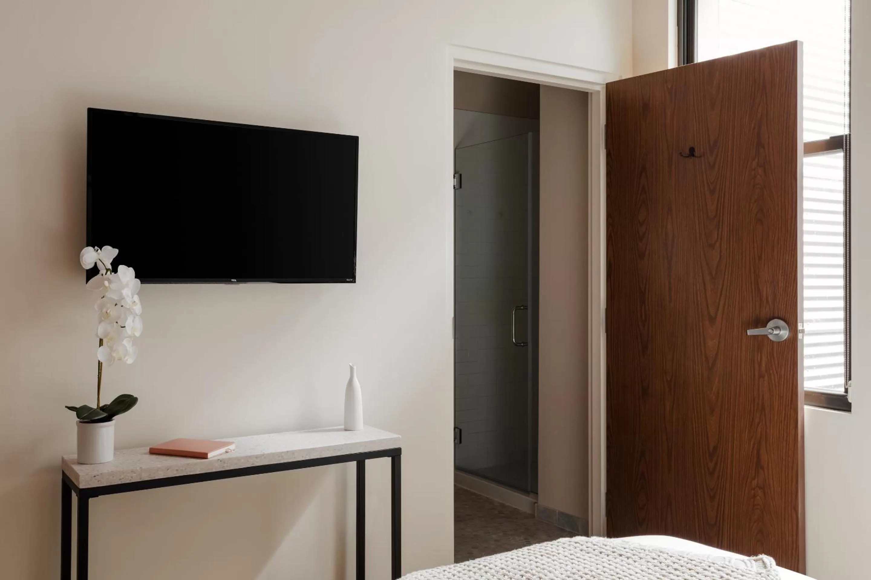 Living room, TV/Entertainment Center in Found Chicago powered by Sonder