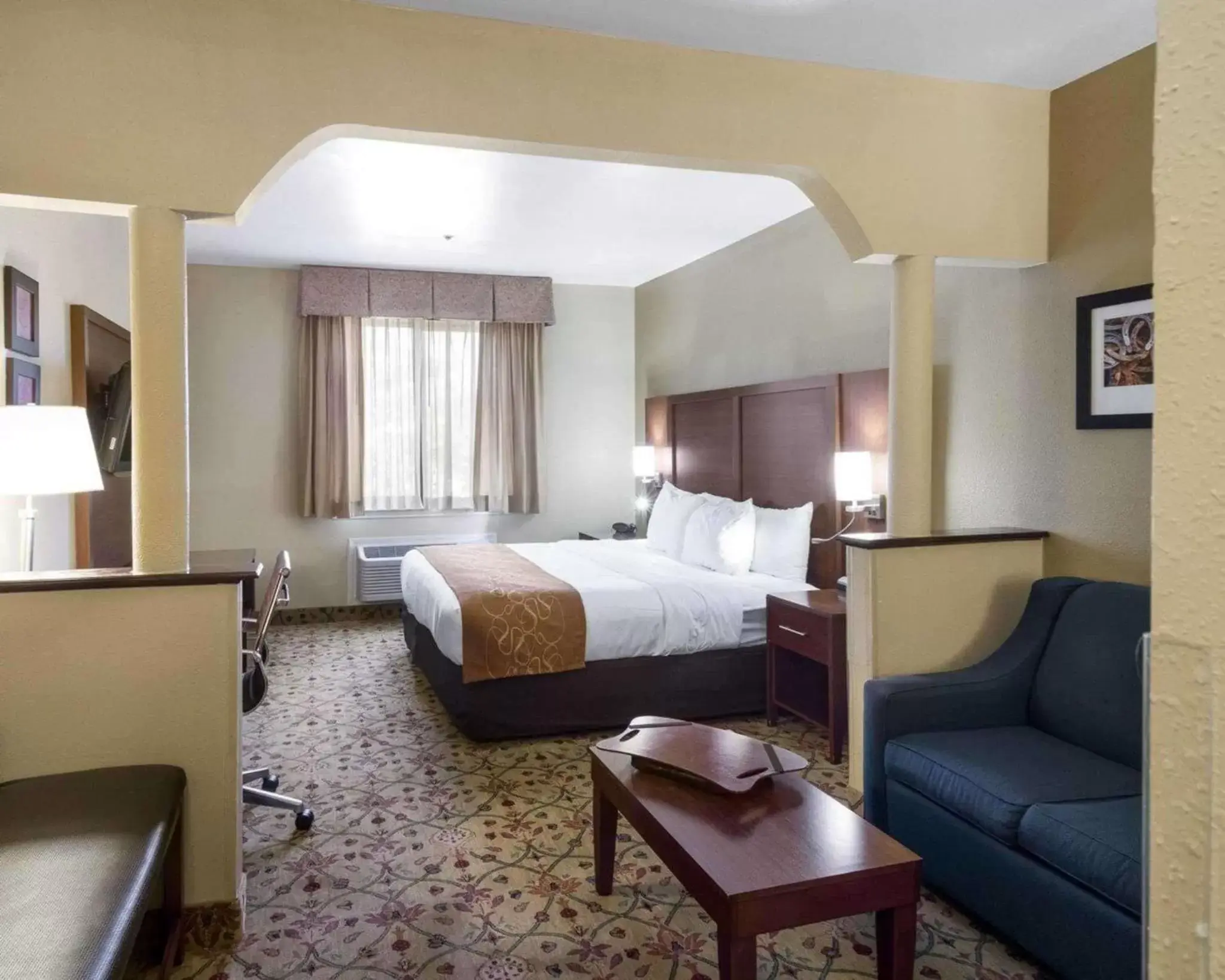Photo of the whole room, Bed in Quality Suites Midland