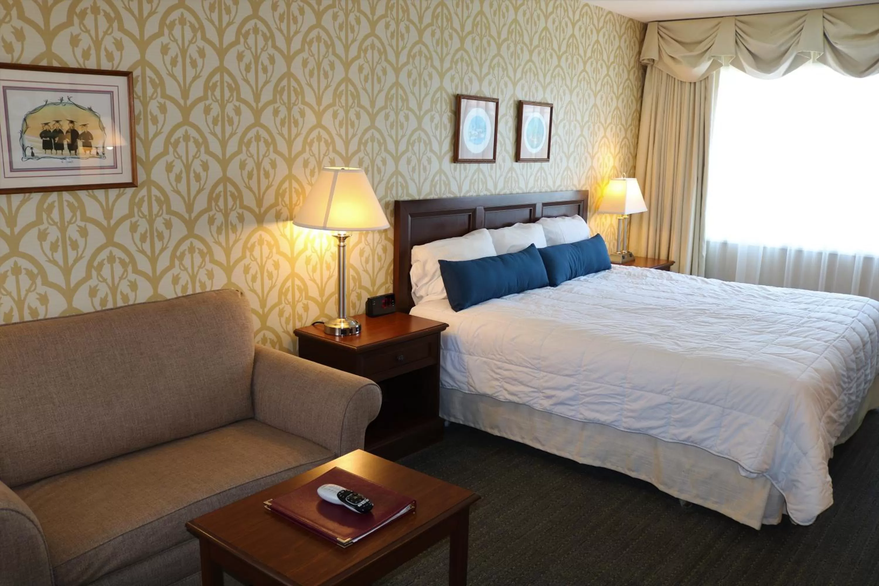 Deluxe King Room in The Village Inn