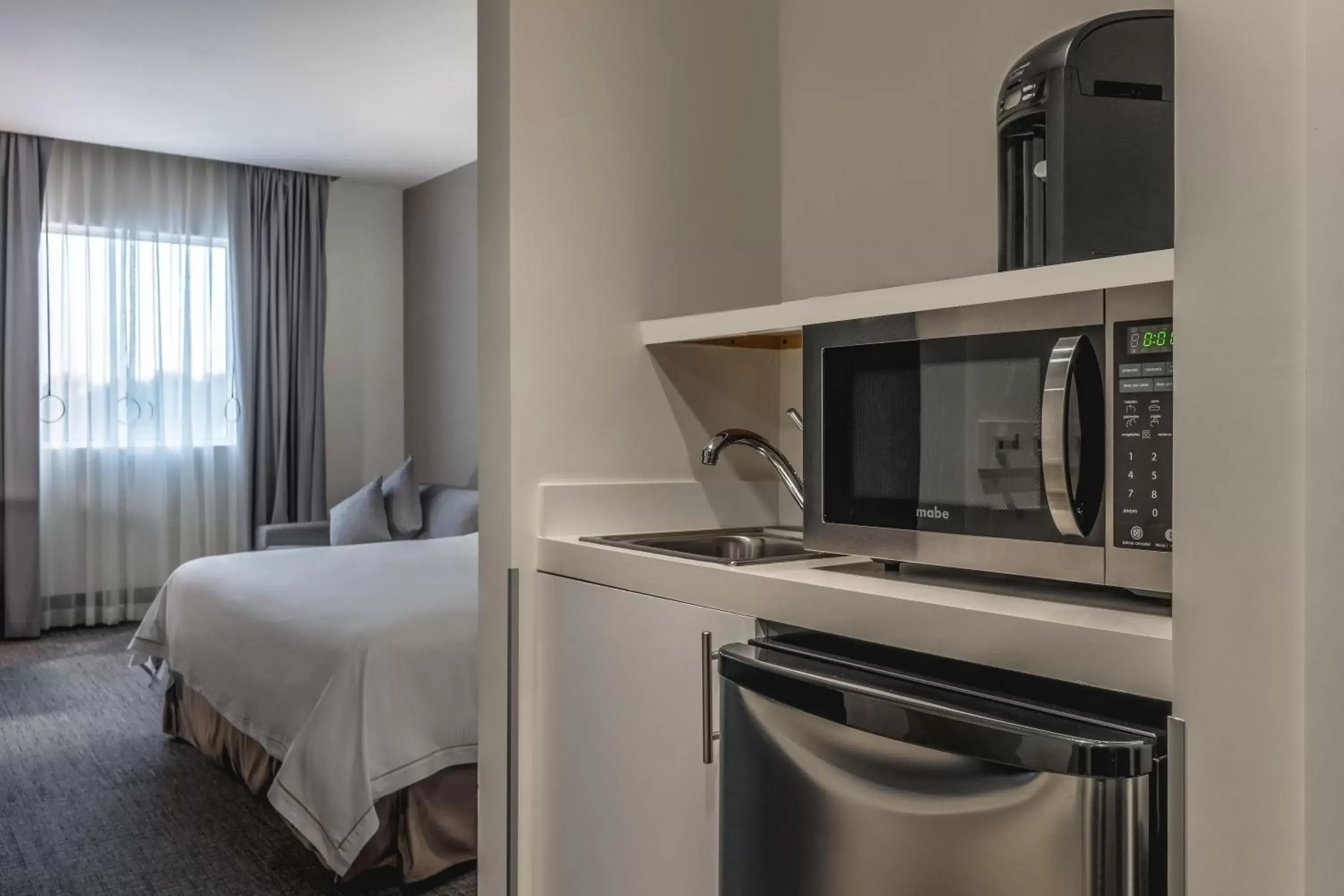 Photo of the whole room, Kitchen/Kitchenette in Holiday Inn Express & Suites Silao Aeropuerto Terminal, an IHG Hotel