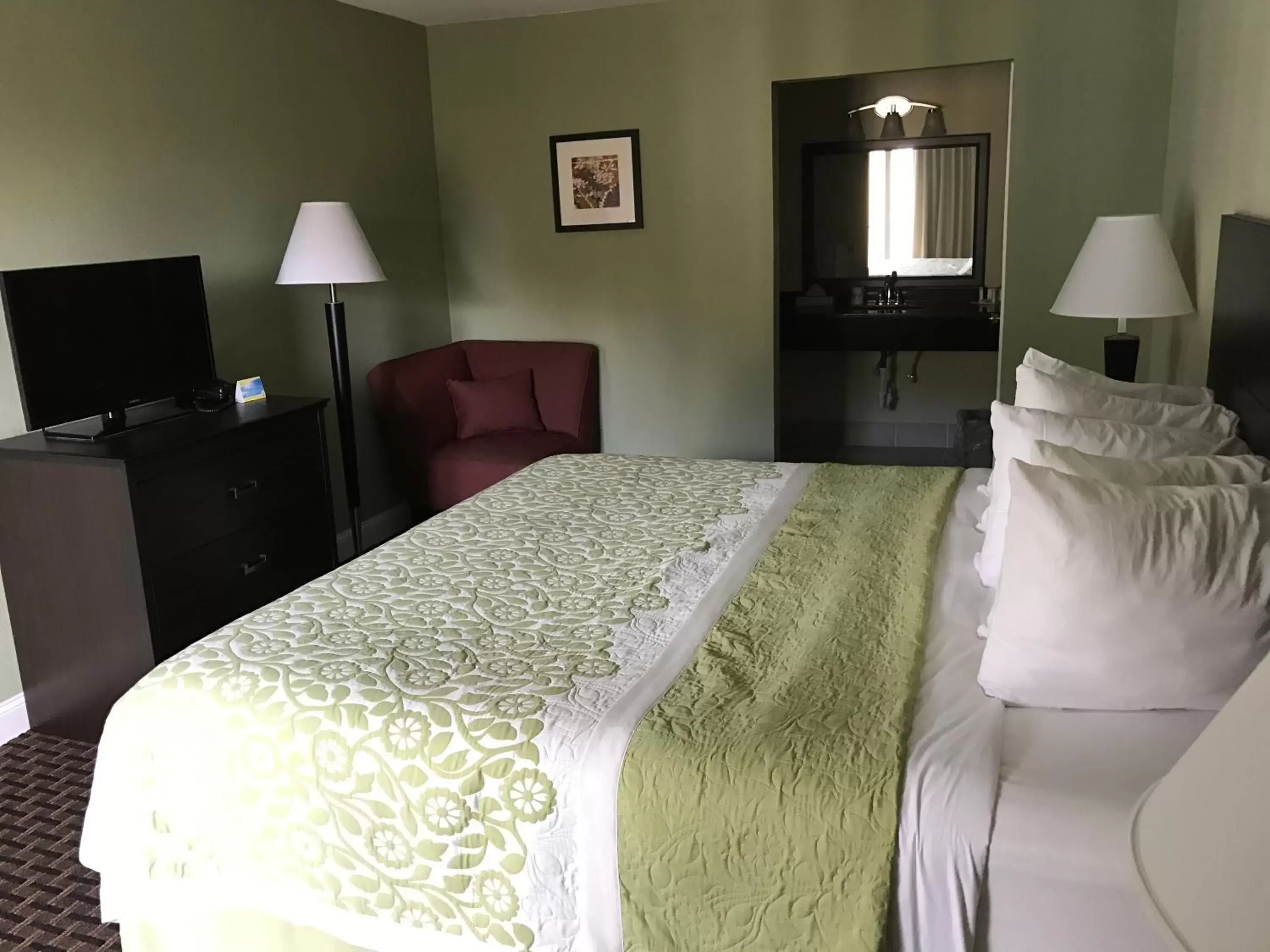 Deluxe King Suite in Days Inn by Wyndham Jellico - Tennessee State Line