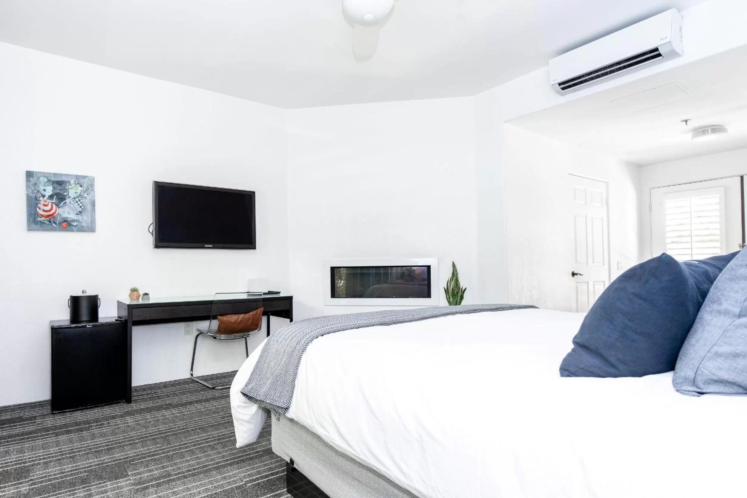 Bed in Alcazar Palm Springs