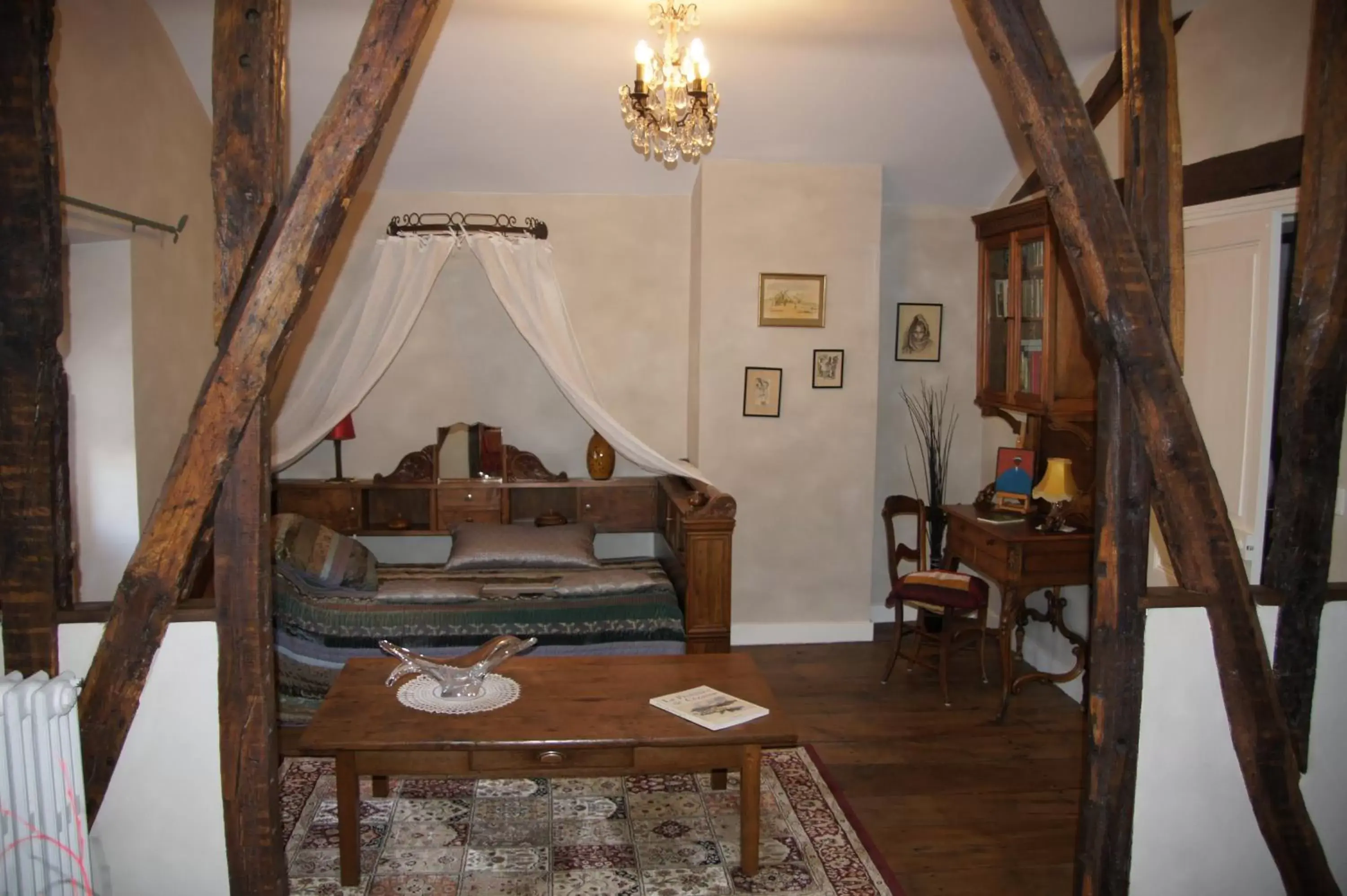 Photo of the whole room, Dining Area in Le Clos de La Muse