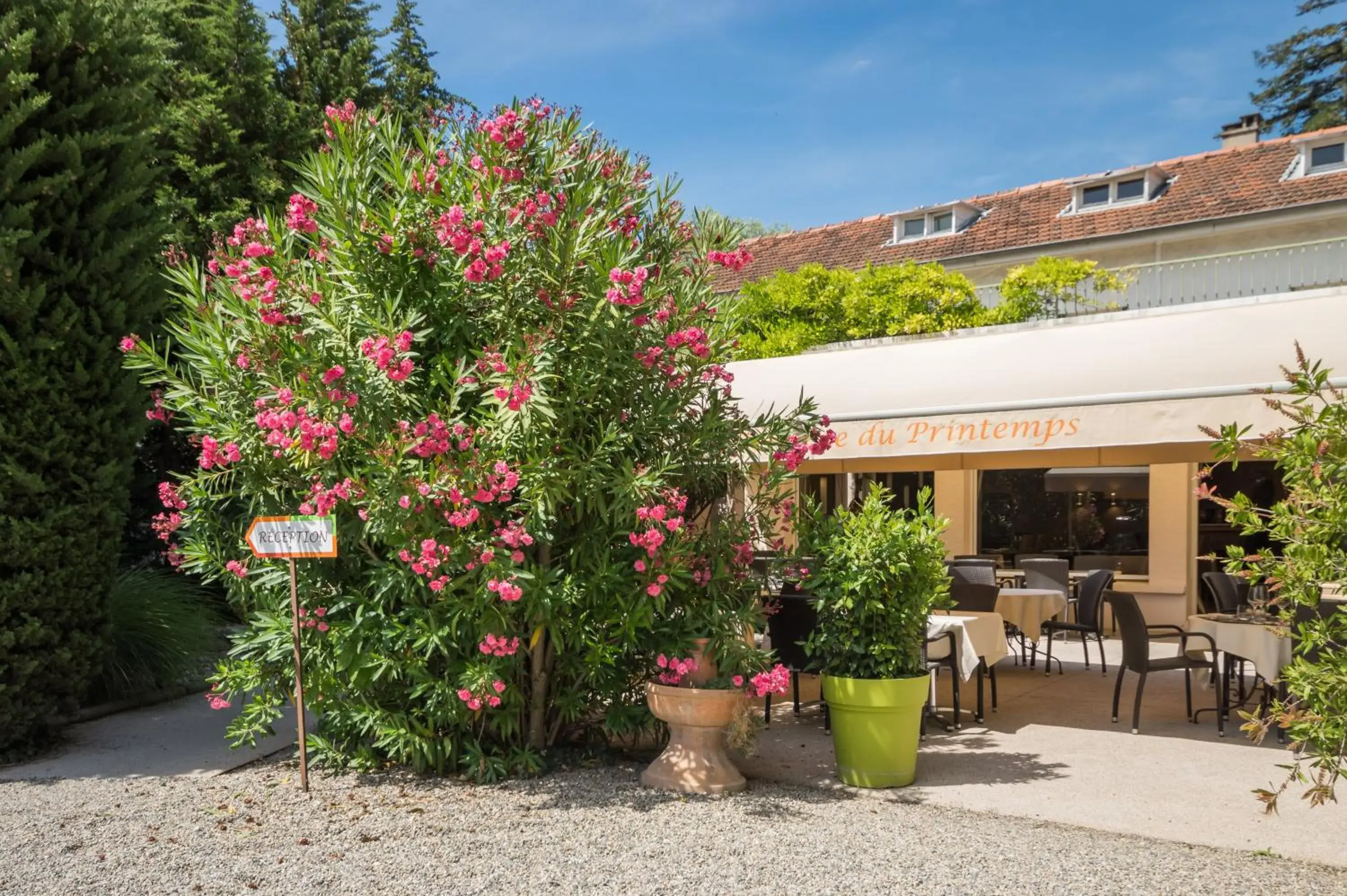 Facade/entrance in Logis Le Printemps Hôtel Restaurant - Montélimar