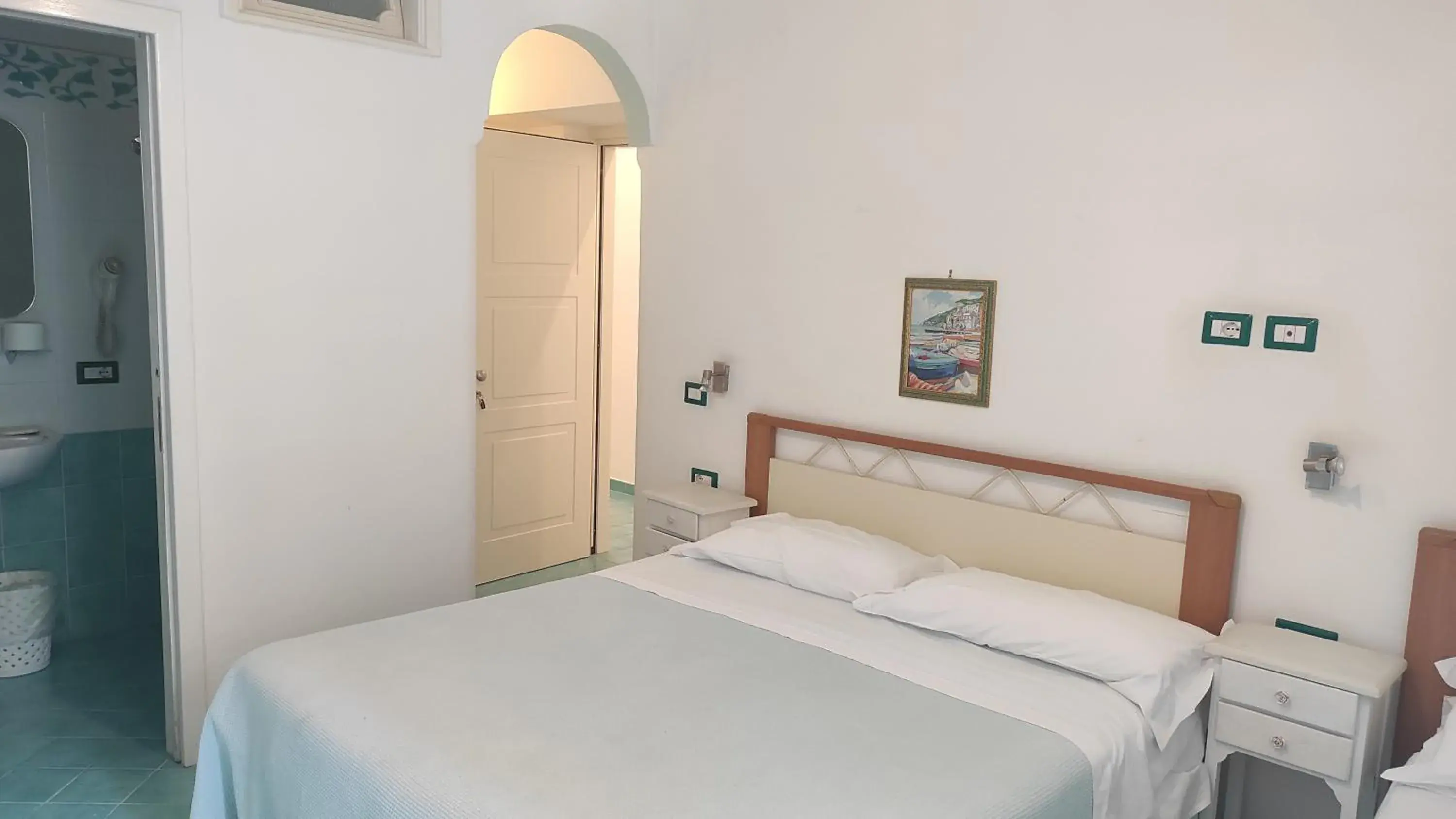 Photo of the whole room, Bed in Albergo S. Andrea
