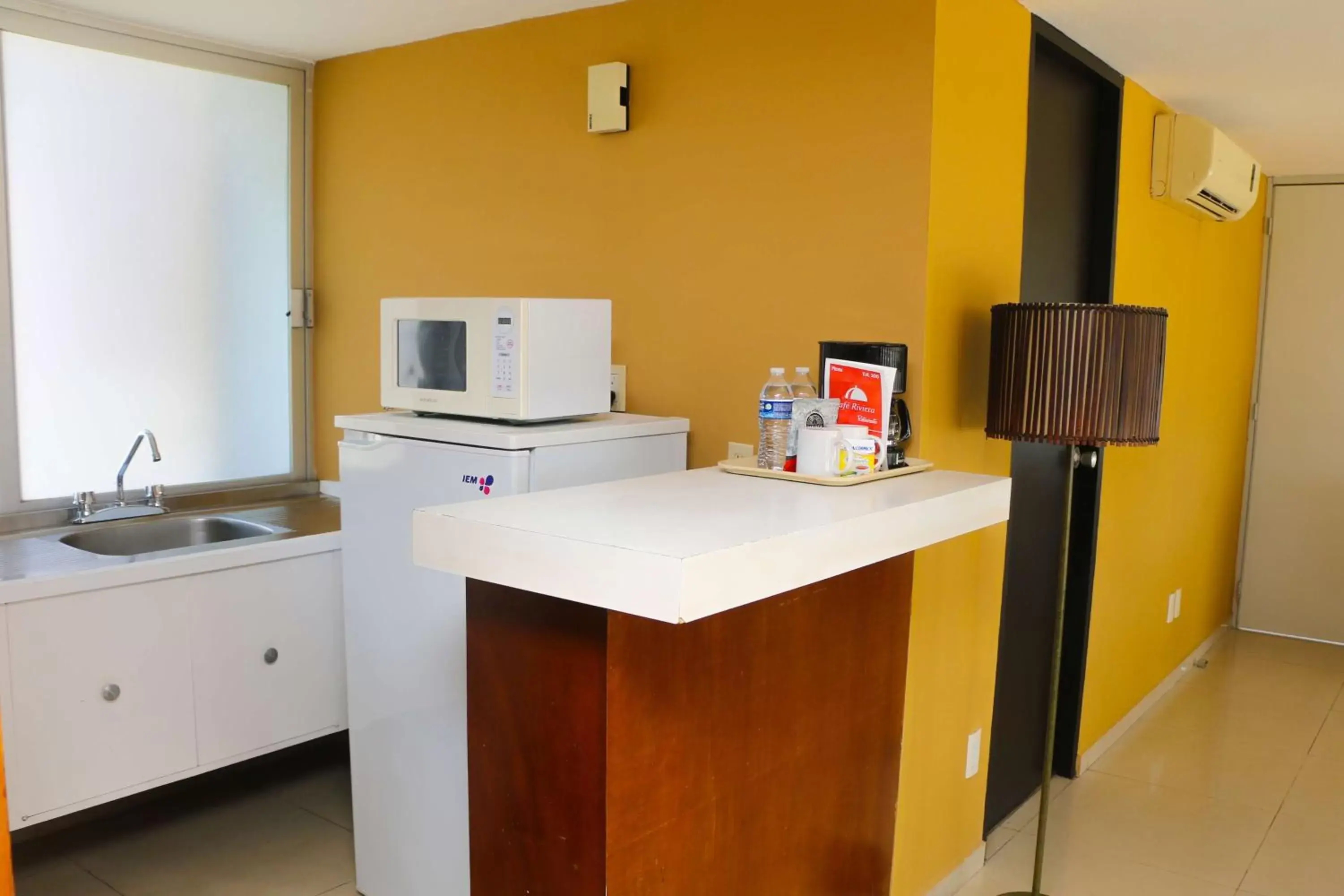 Photo of the whole room, Kitchen/Kitchenette in Best Western Riviera Tuxpan