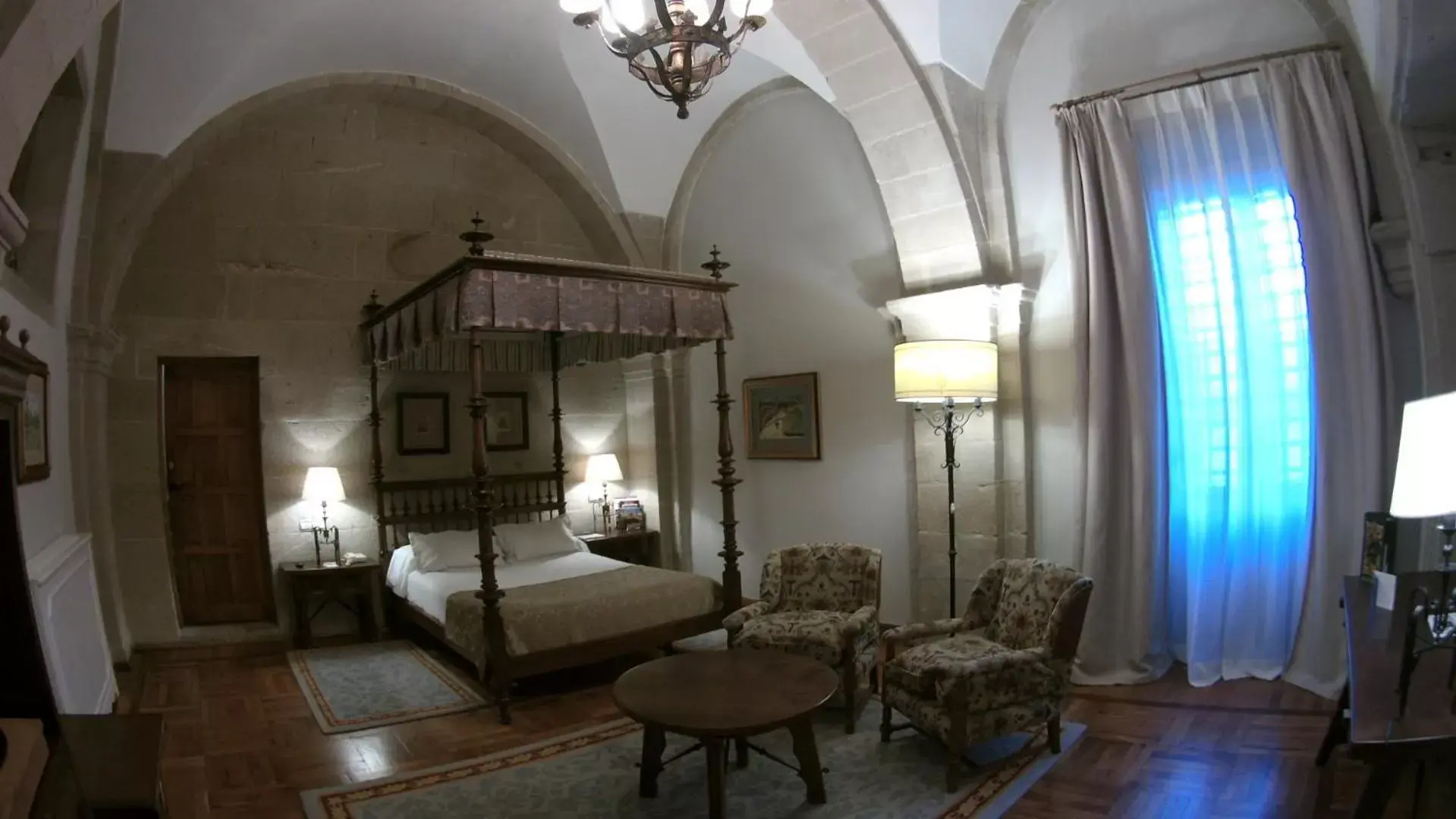 Photo of the whole room, Seating Area in Parador de Santiago - Hostal Reis Catolicos