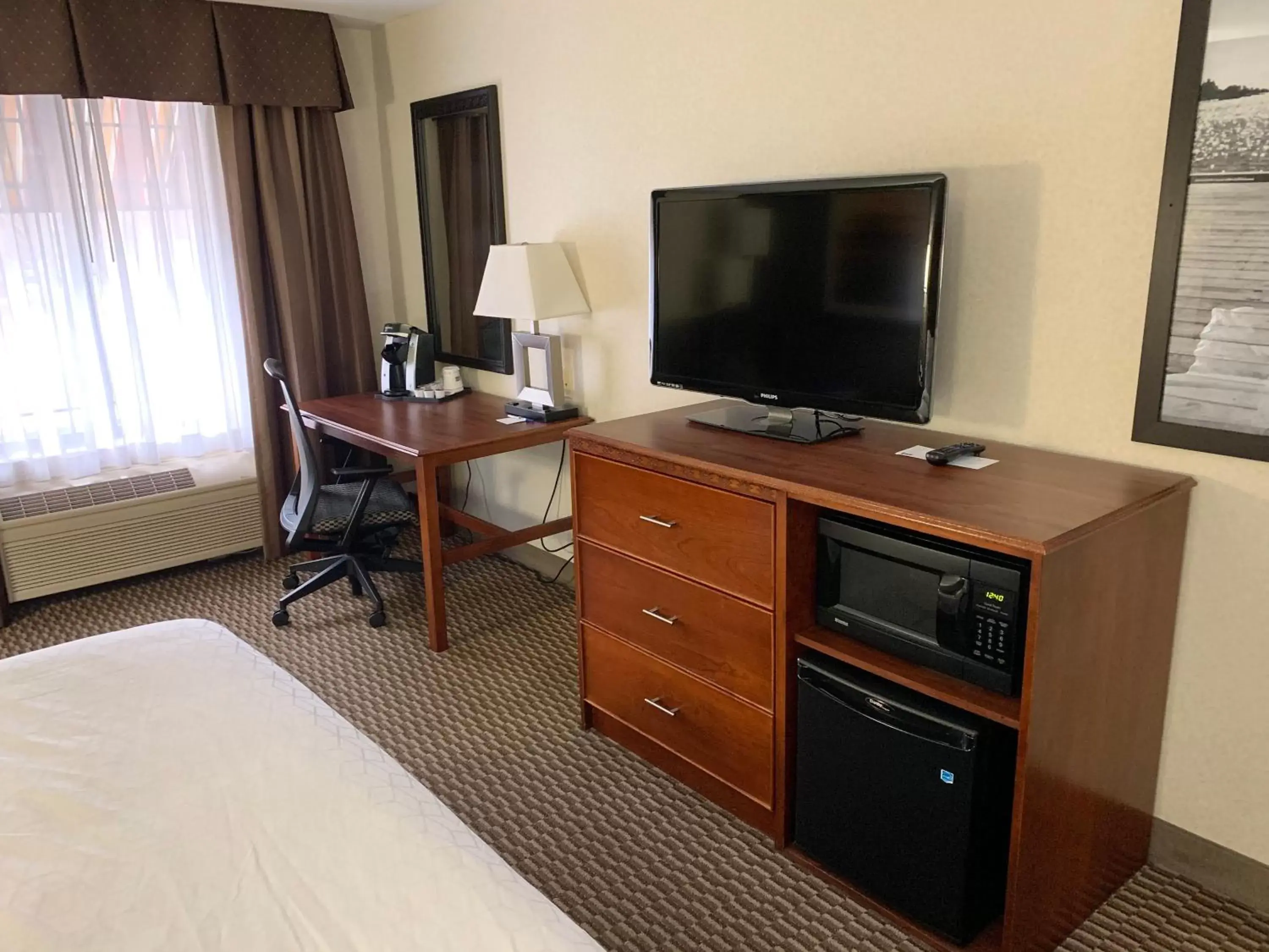 Photo of the whole room, TV/Entertainment Center in Holiday Inn Express Holland, an IHG Hotel