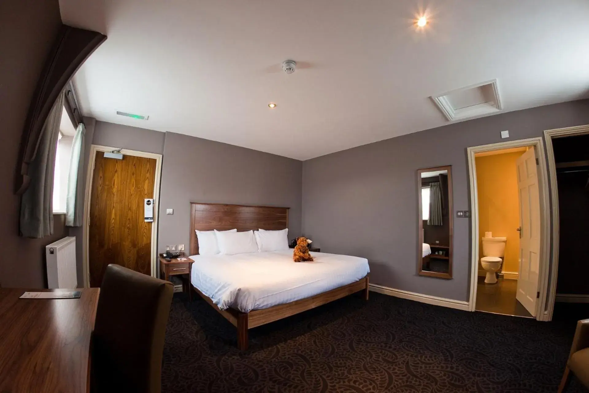 Photo of the whole room, Bed in The Dog & Doublet Inn