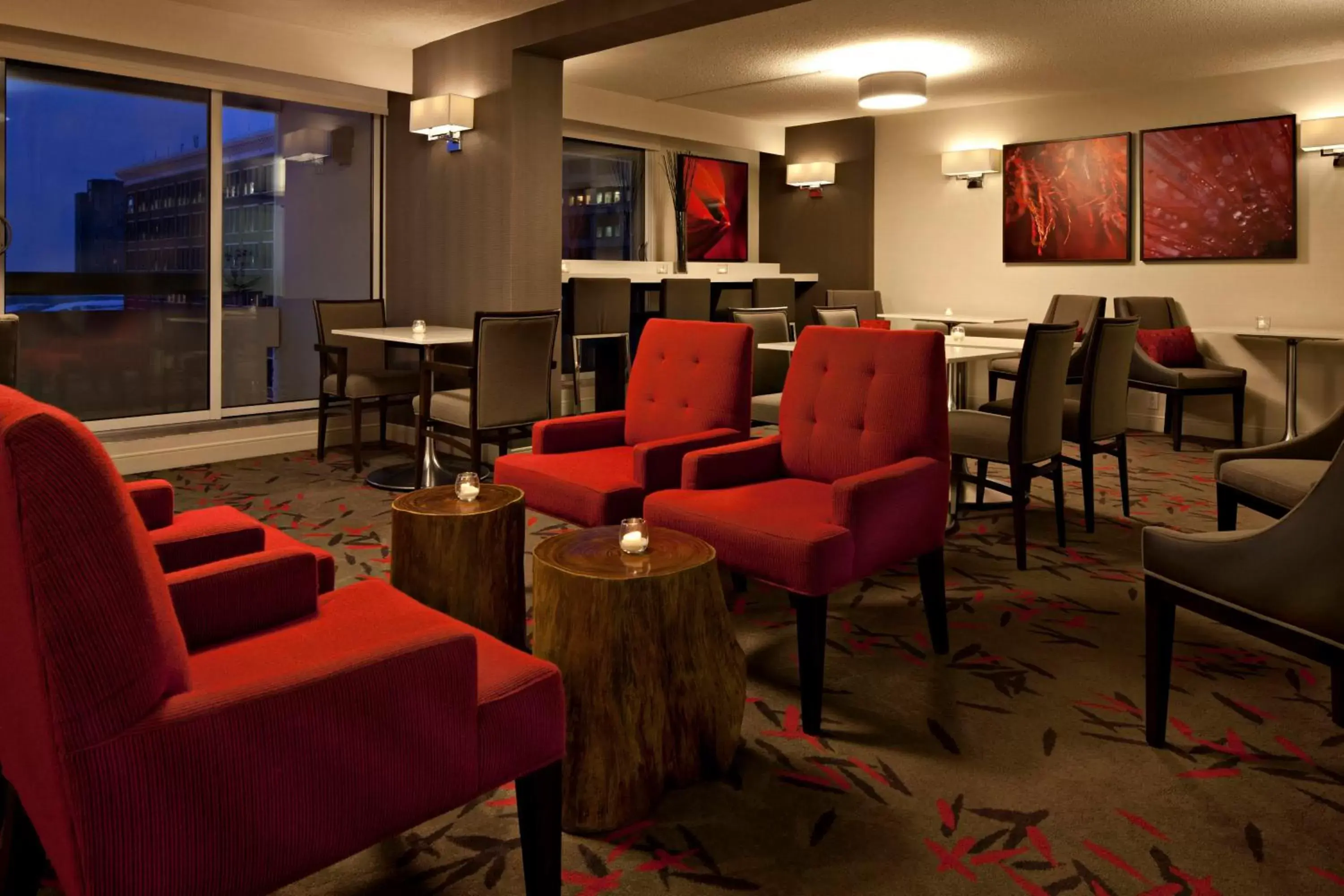 Lounge or bar, Lounge/Bar in Delta Hotels by Marriott Winnipeg