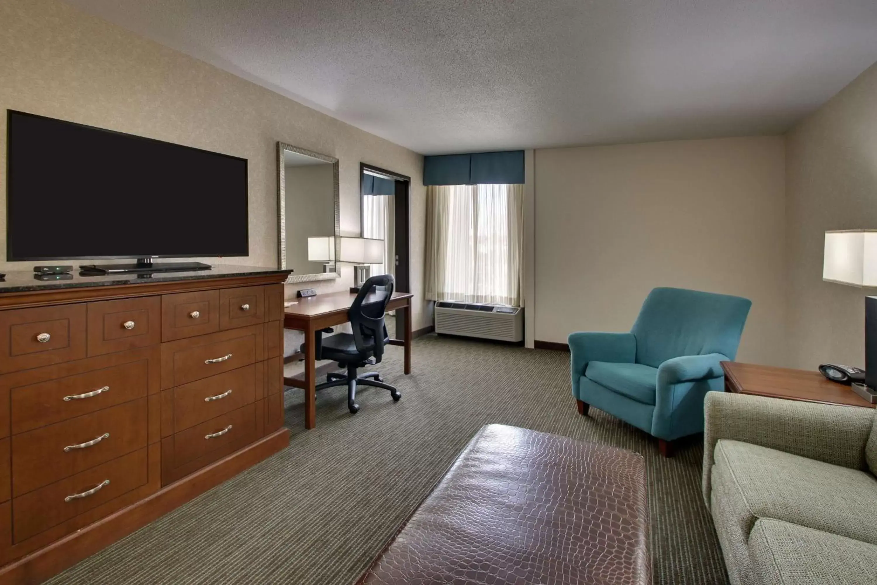 Photo of the whole room, TV/Entertainment Center in Drury Inn & Suites Cape Girardeau