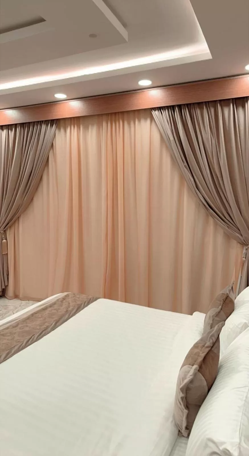 Bed in Taj Aleiman Hotel 