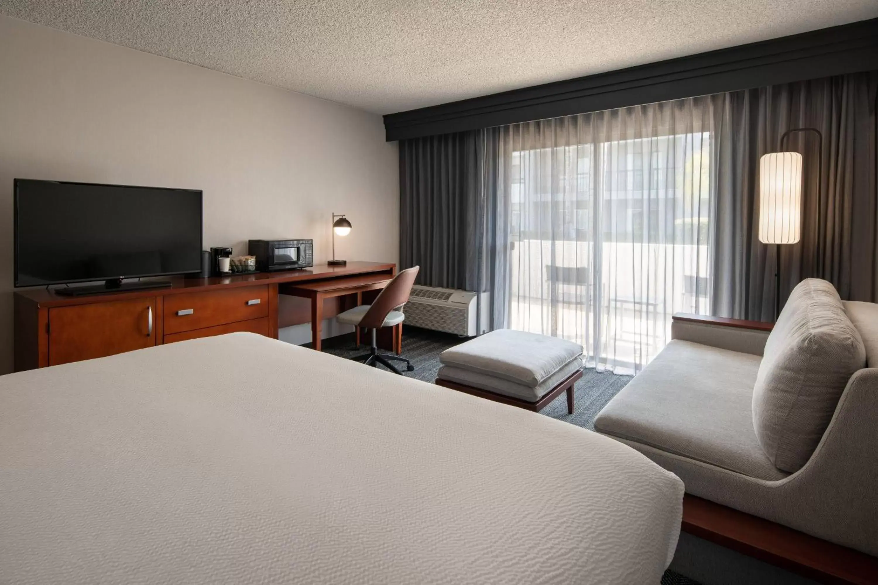 Photo of the whole room, TV/Entertainment Center in Courtyard by Marriott Fresno