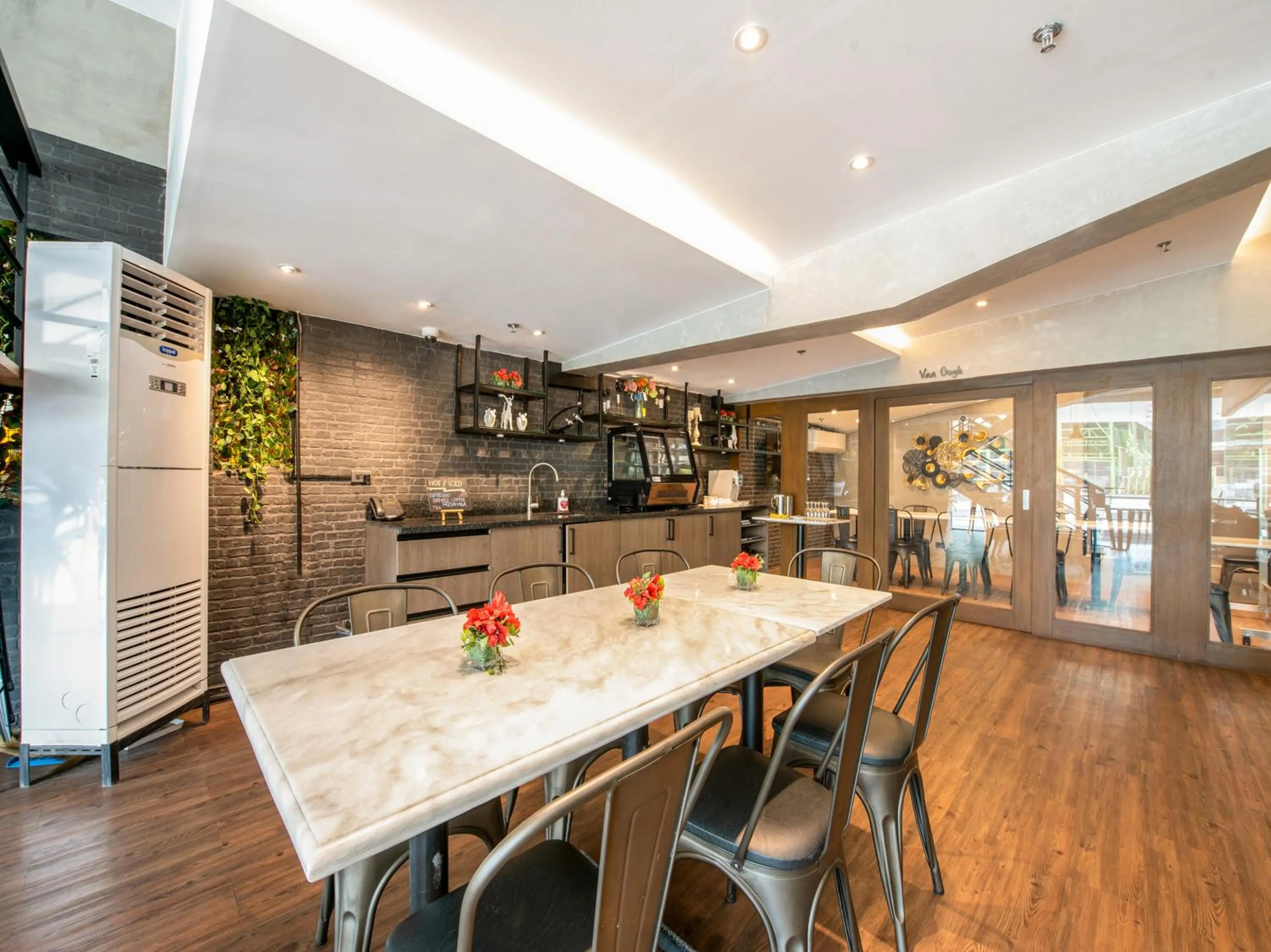 Restaurant/places to eat in Solace Hotel