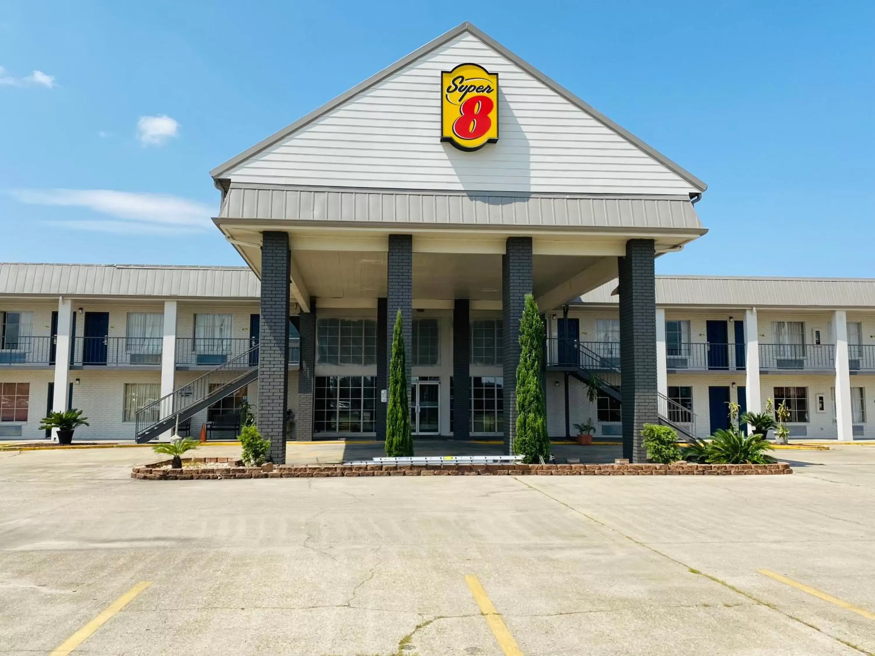 Property building in Super 8 by Wyndham New Iberia Property building in Super 8 by Wyndham New Iberia