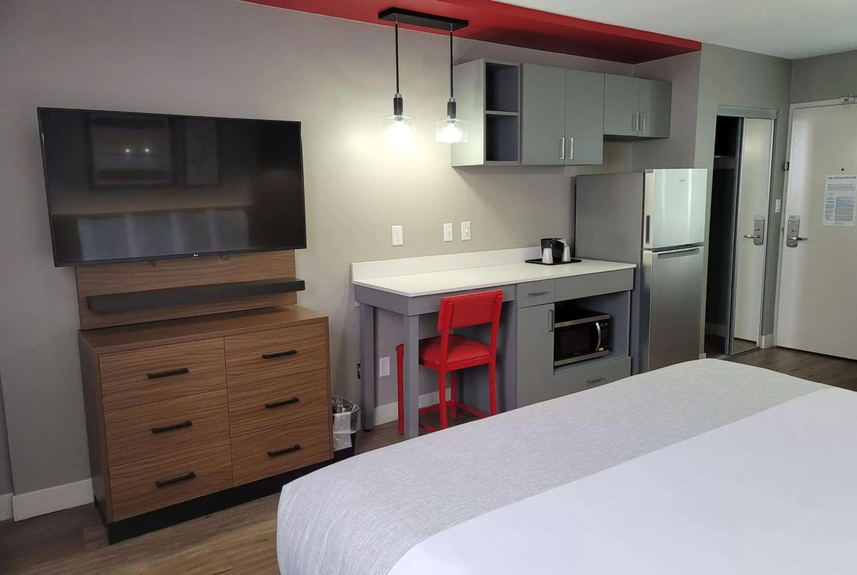 Photo of the whole room, Kitchen/Kitchenette in Hawthorn Suites by Wyndham Wichita Airport