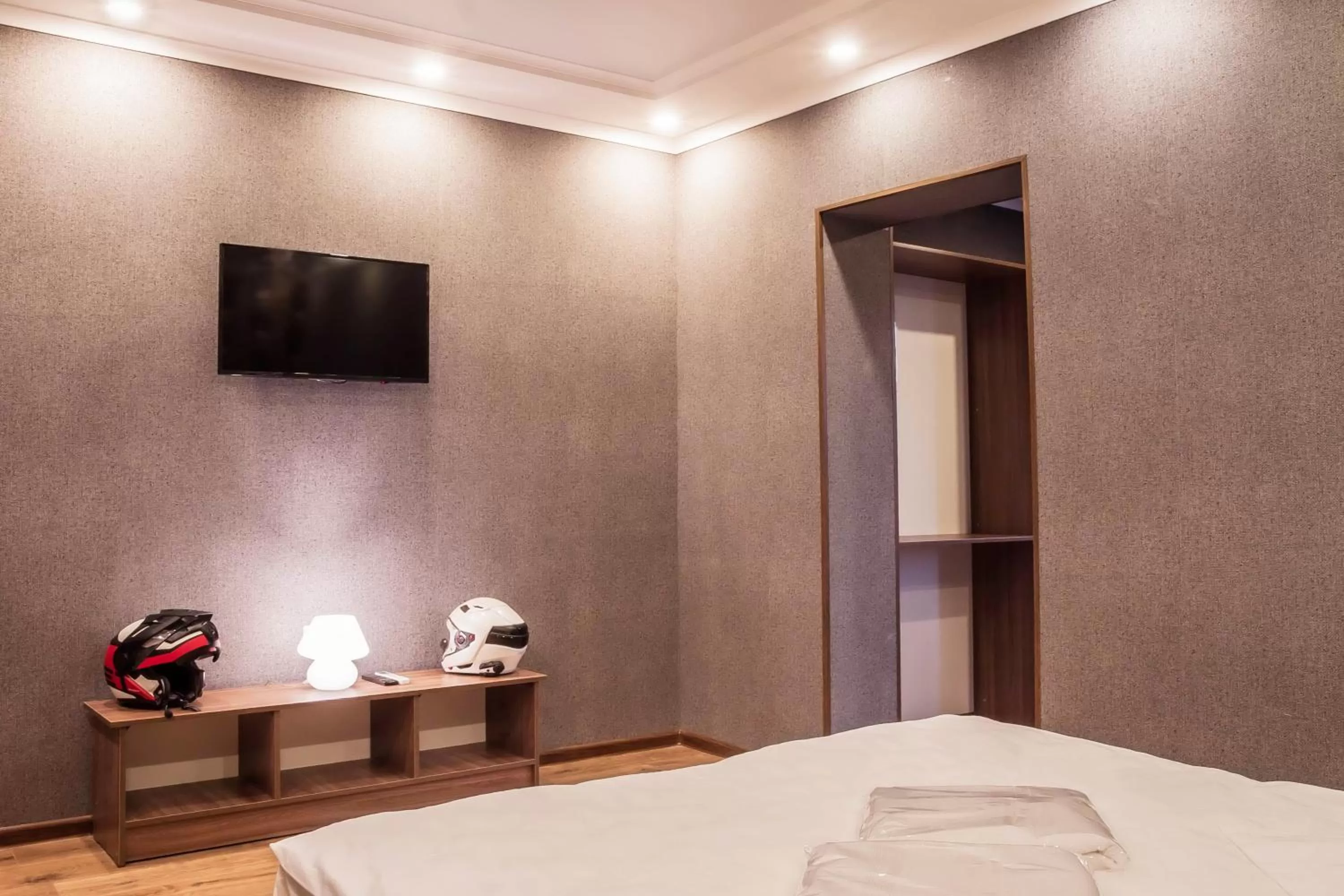 TV and multimedia, Bed in Salut Hotel