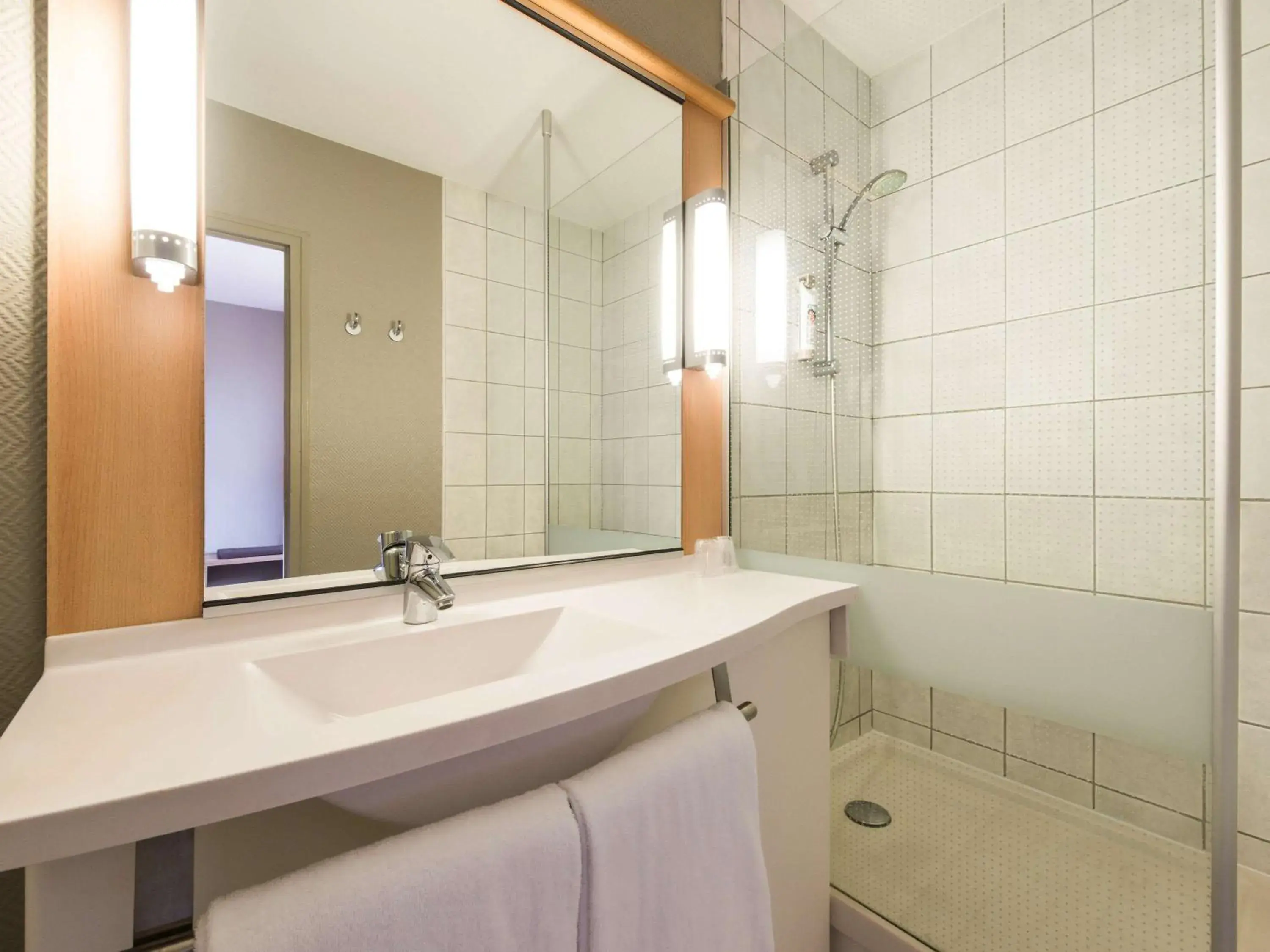 Photo of the whole room, Bathroom in Hôtel Ibis Cognac Centre