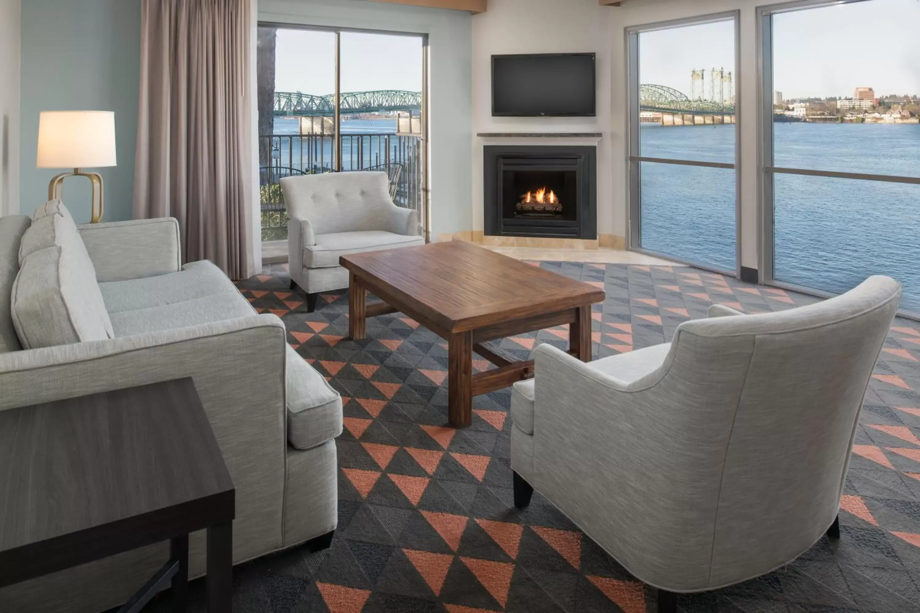Living room, Seating Area in Holiday Inn - Portland - Columbia Riverfront, an IHG Hotel