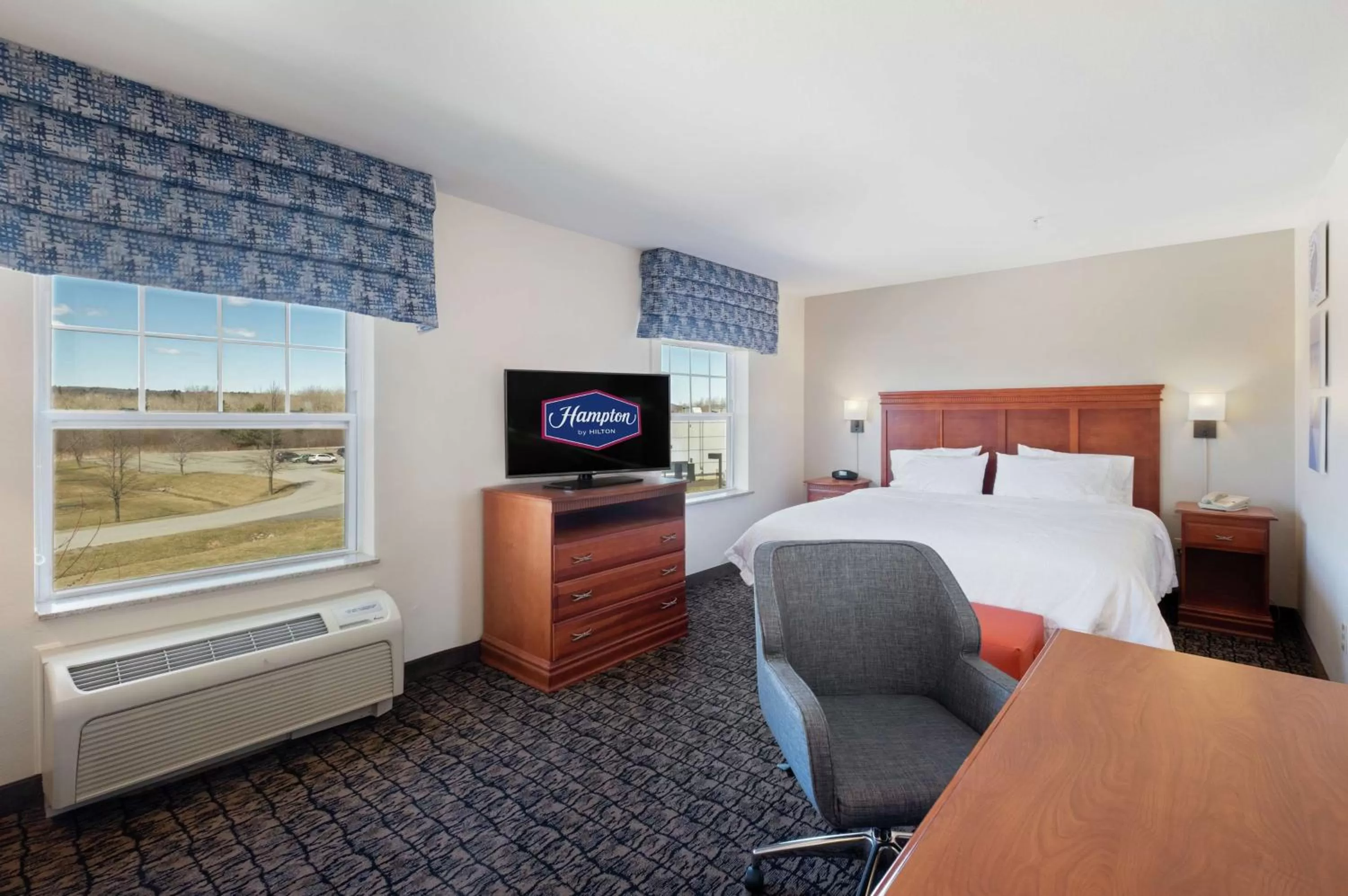 Bedroom, Bed in Hampton Inn & Suites Rockland