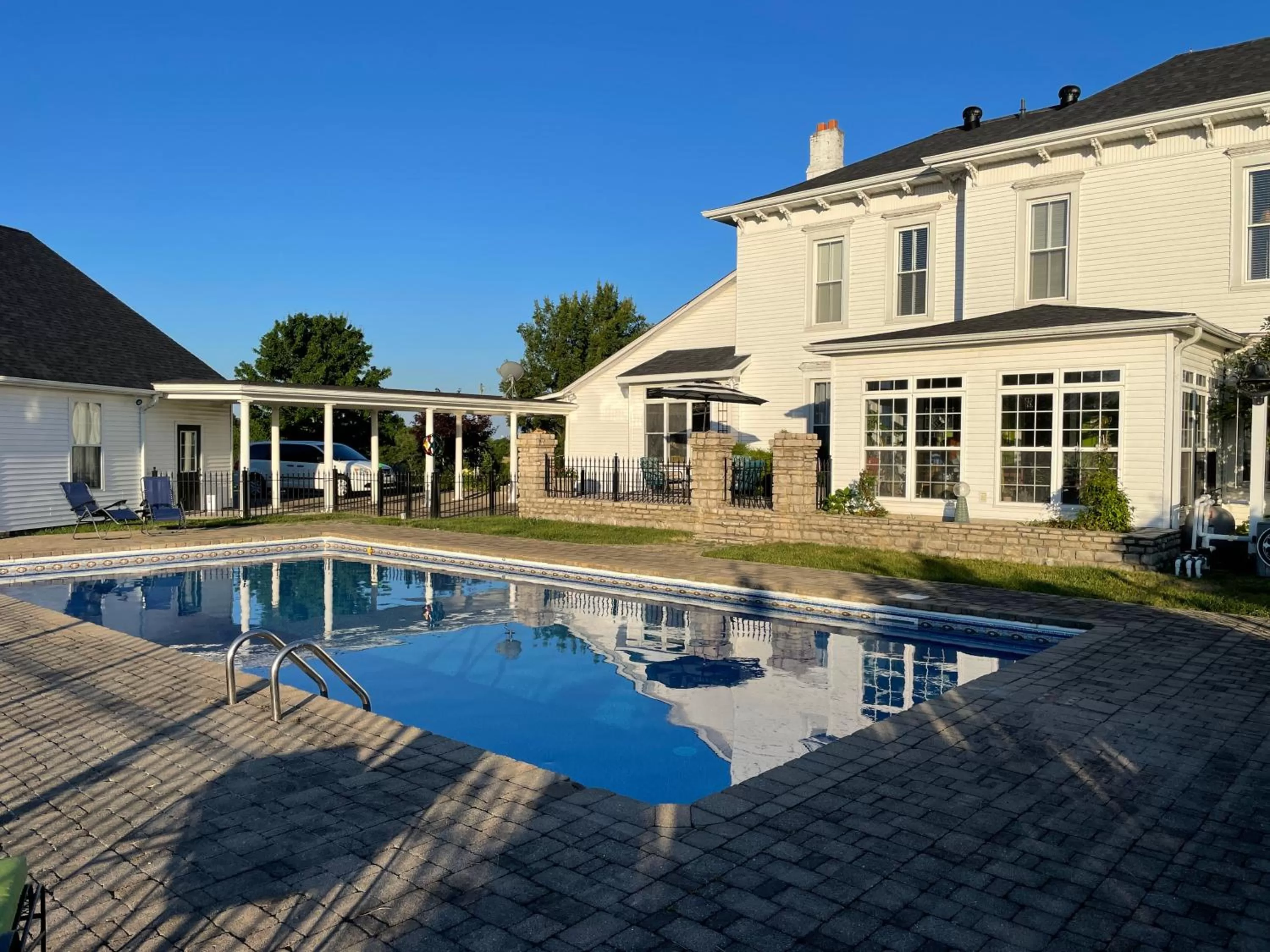 Swimming pool in Wildflower Ranch Inn