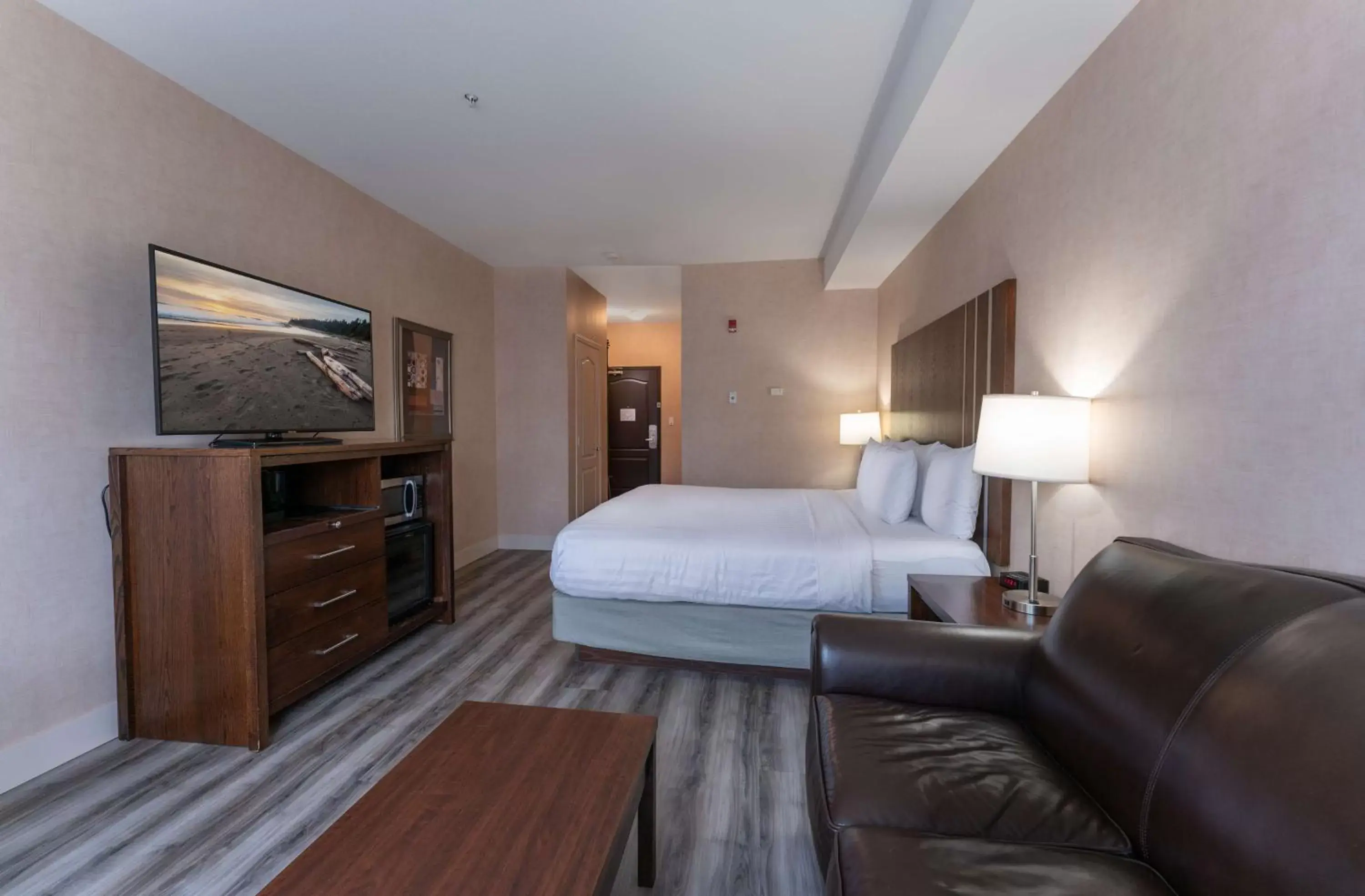 Bedroom, TV/Entertainment Center in Best Western Cranbrook Hotel