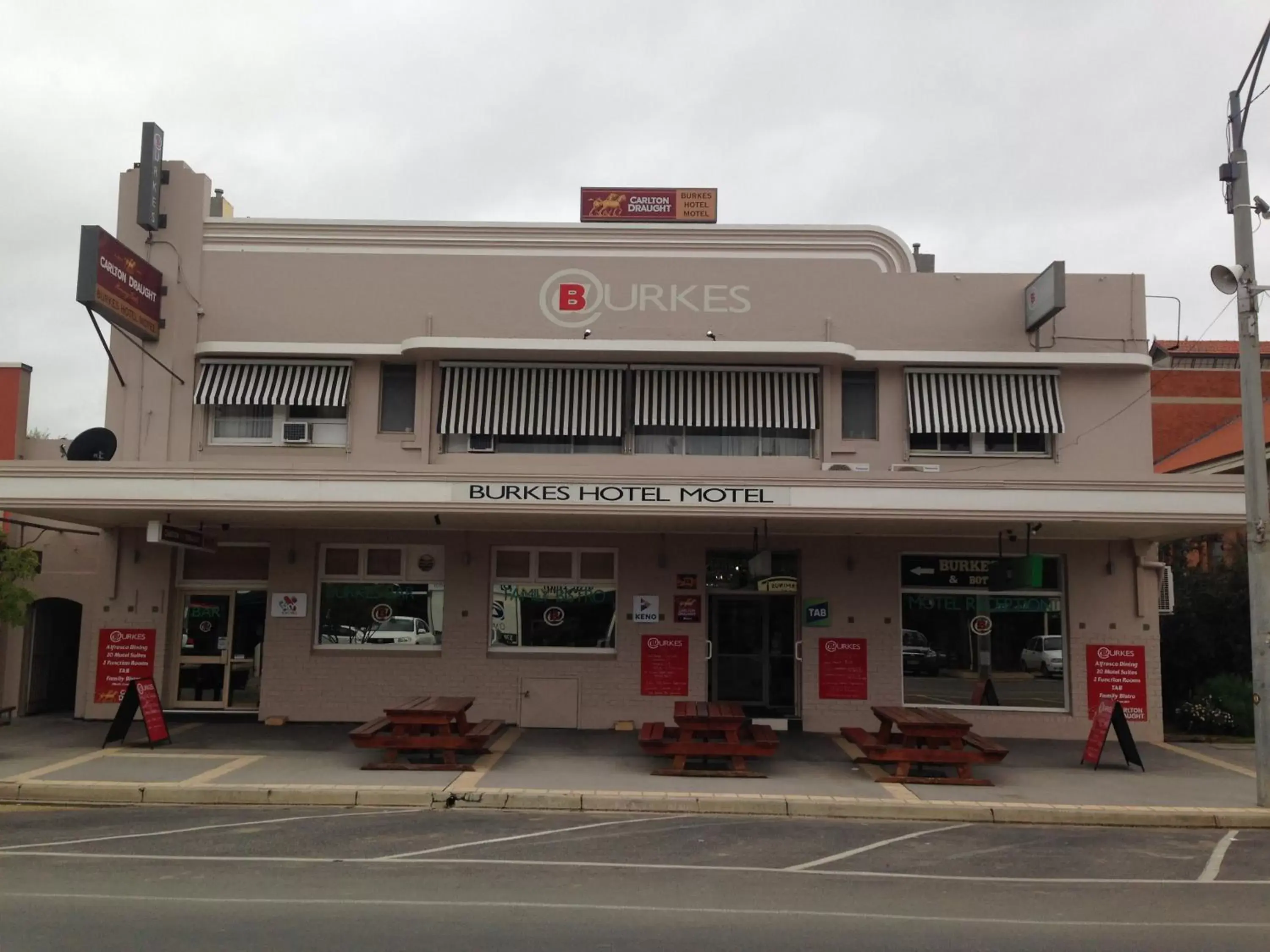 Facade/entrance, Property Building in Burkes Hotel Motel