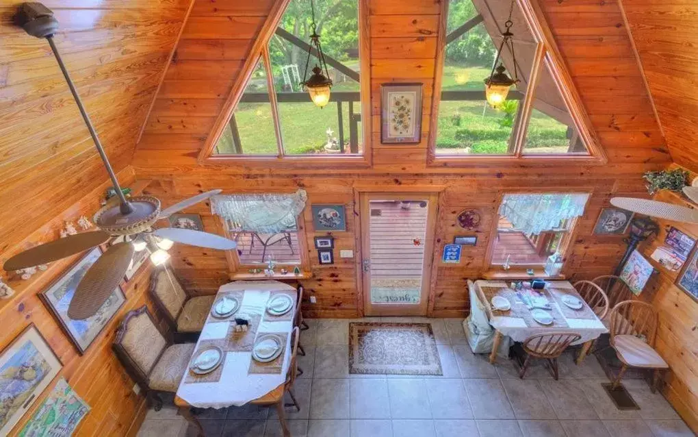 Dining area, Restaurant/Places to Eat in Cabin On The Lake