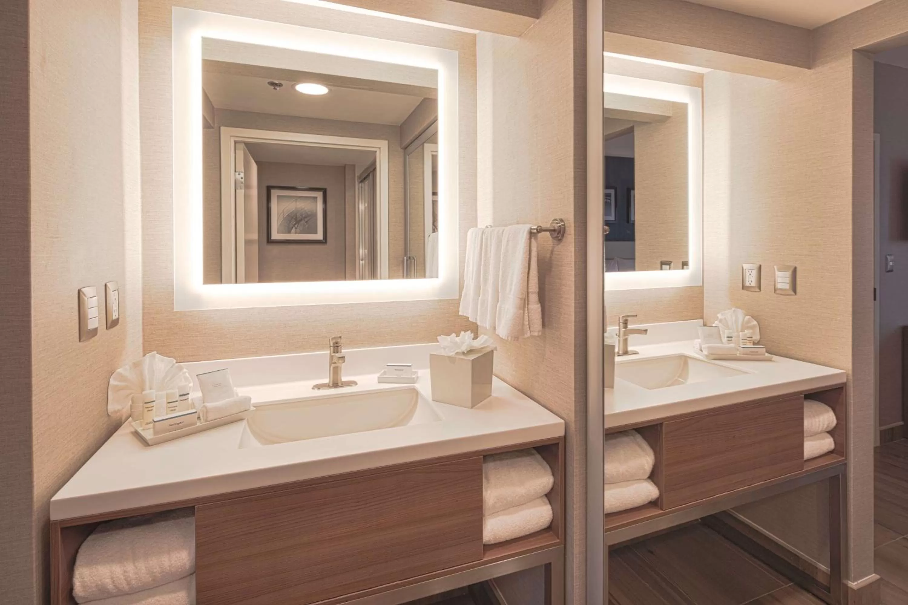 Bathroom in Hampton by Hilton Monterrey Galerias Obispado